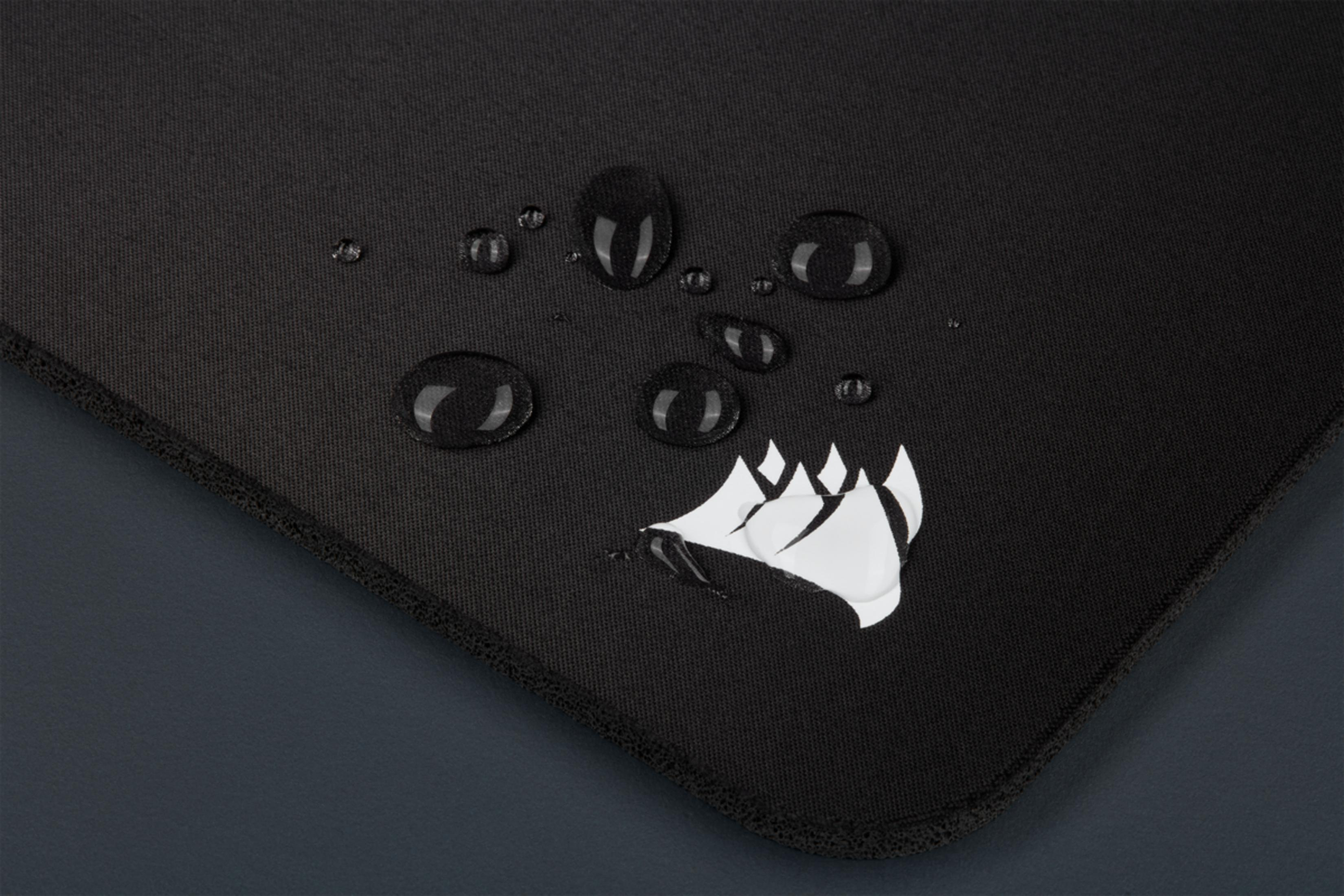 Waterdruppels op zwart stoffen oppervlak met wit logo.