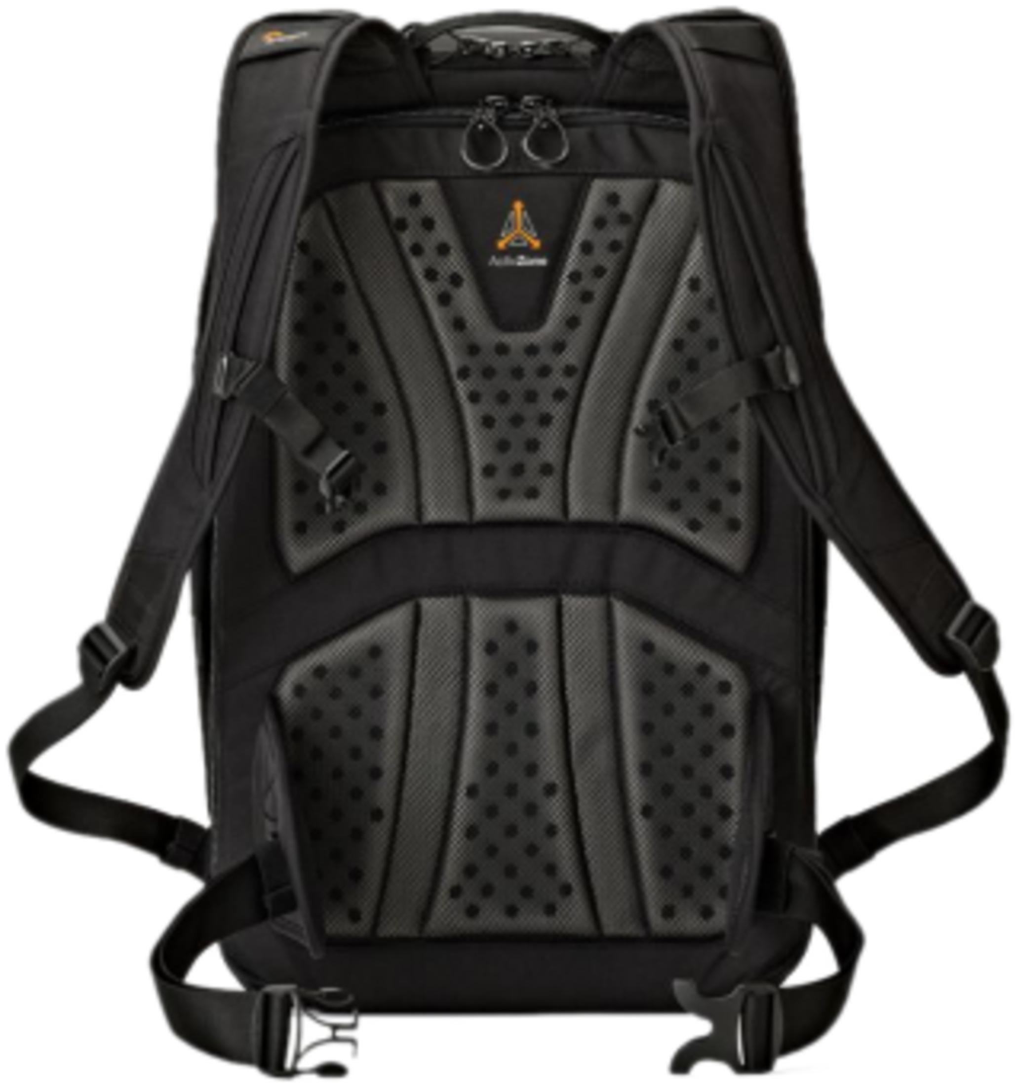 Rückseite eines schwarzen Rucksacks mit gepolsterten Gurten und belüftetem Rückenteil.