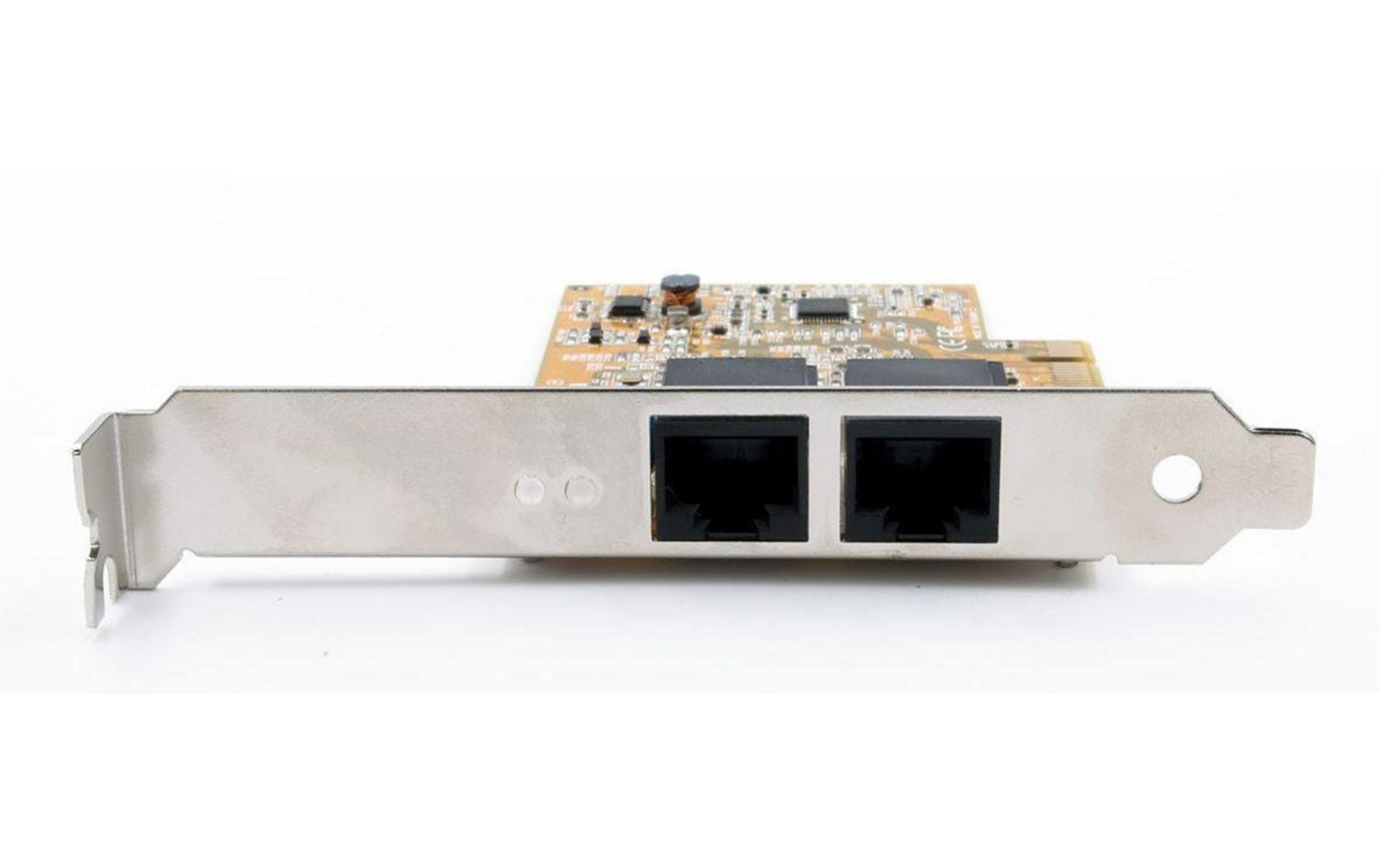 Un adattatore di rete con due porte Ethernet nere e un circuito stampato.