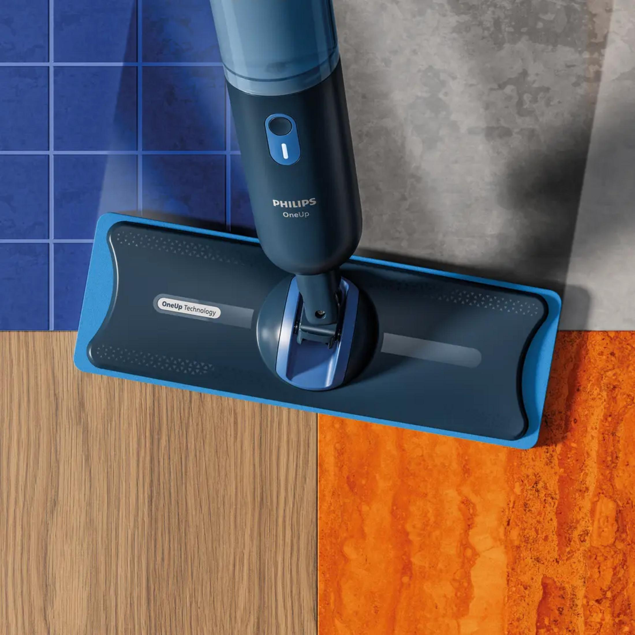Un mocio blu Philips OneUp su quattro diverse superfici del pavimento.