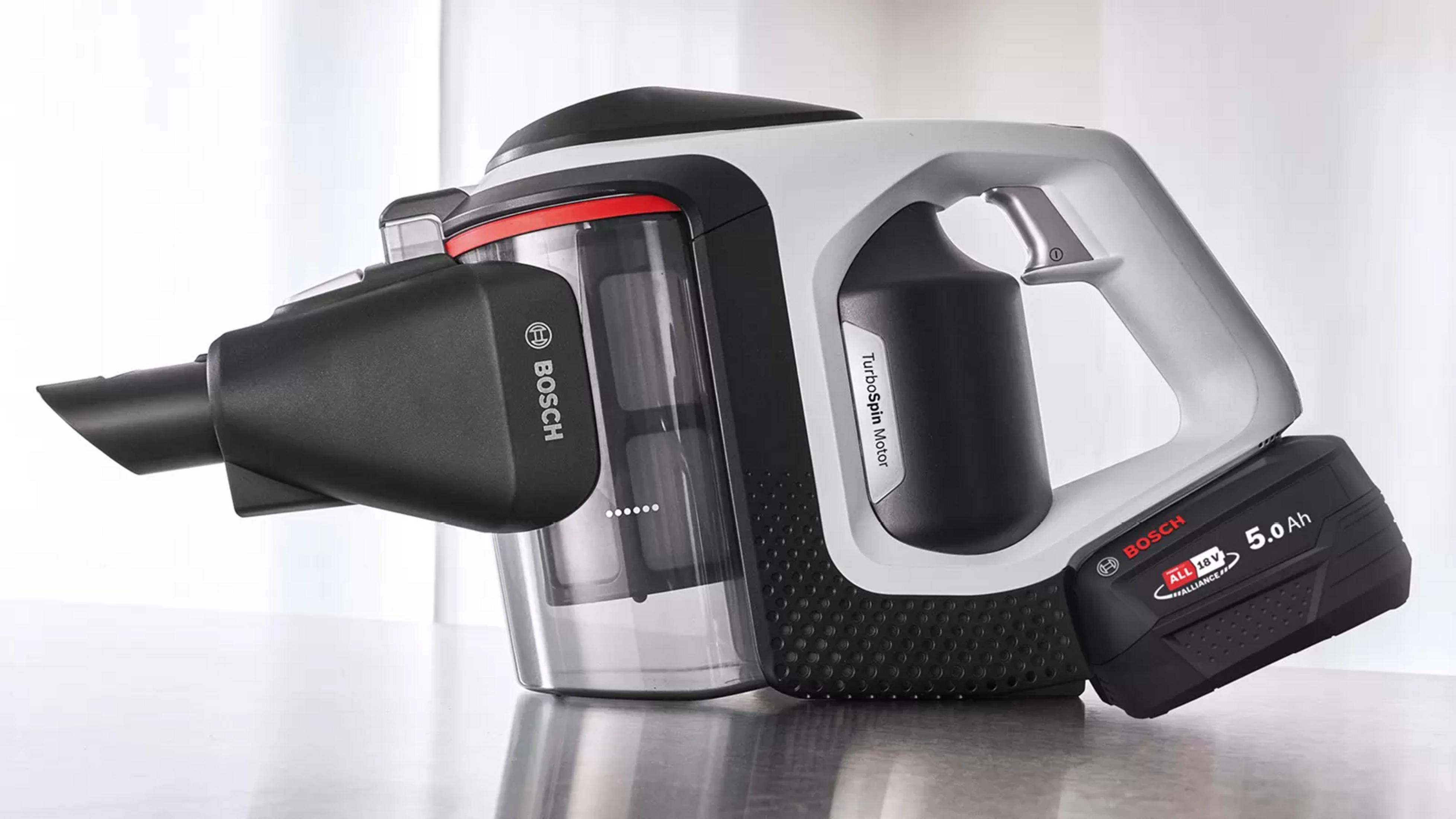 Un aspirapolvere Bosch senza fili bianco, nero e rosso con batteria staccabile.