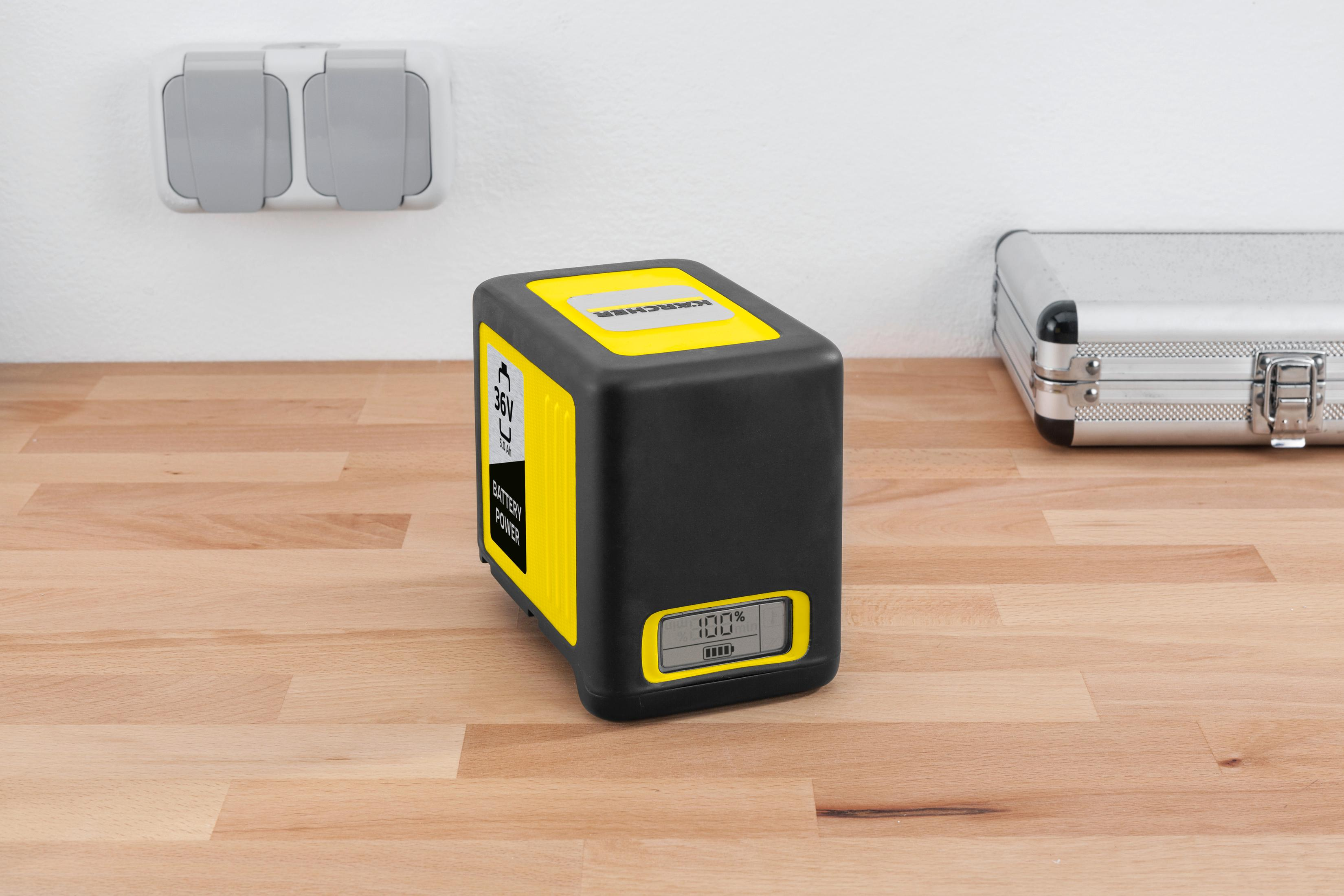 Czarno-żółta bateria Karcher z wyświetlaczem pokazującym 100% naładowania.