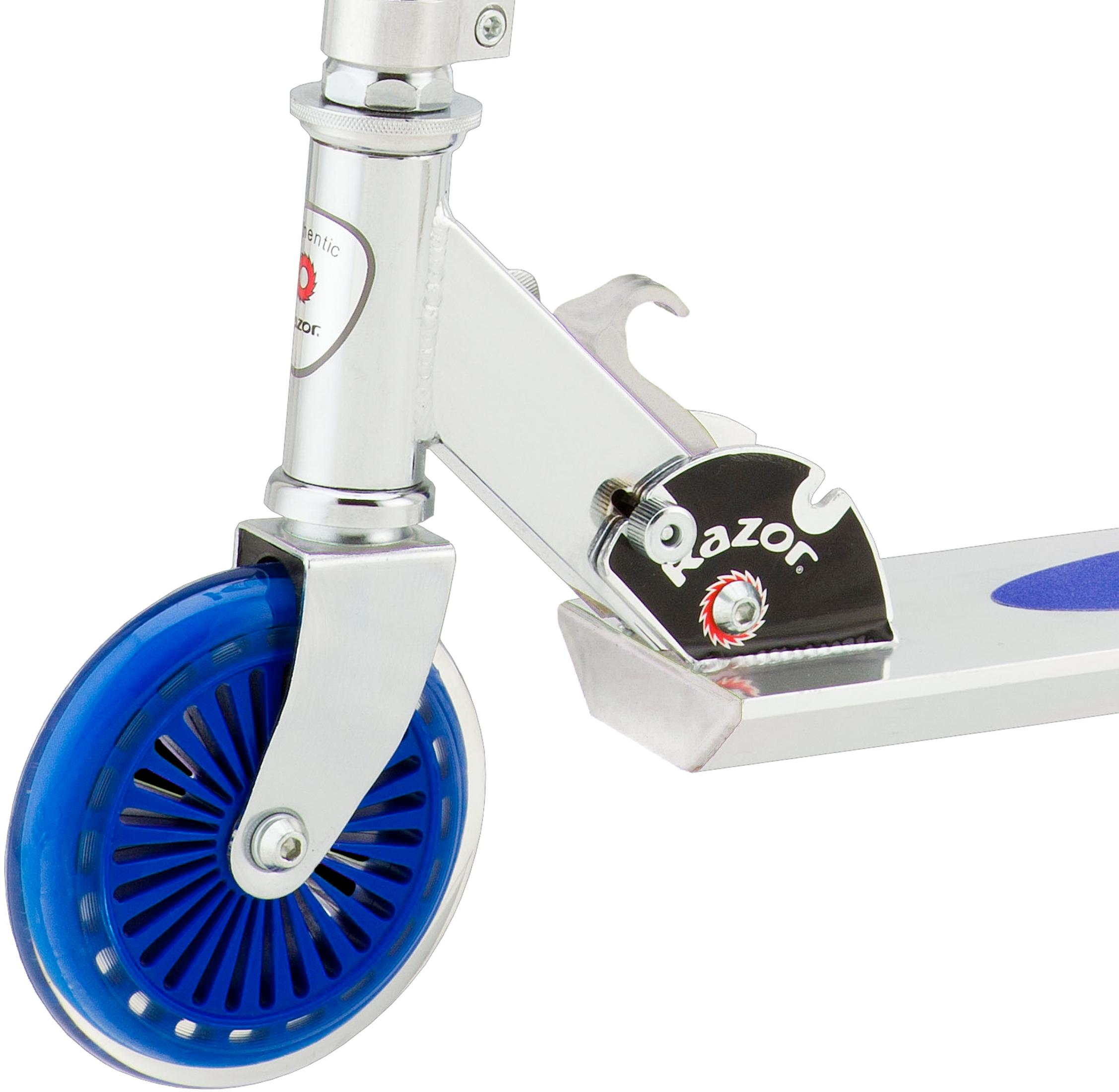 Primo piano di uno scooter: ruota blu, telaio in metallo, meccanismo freno con logo "Razor".