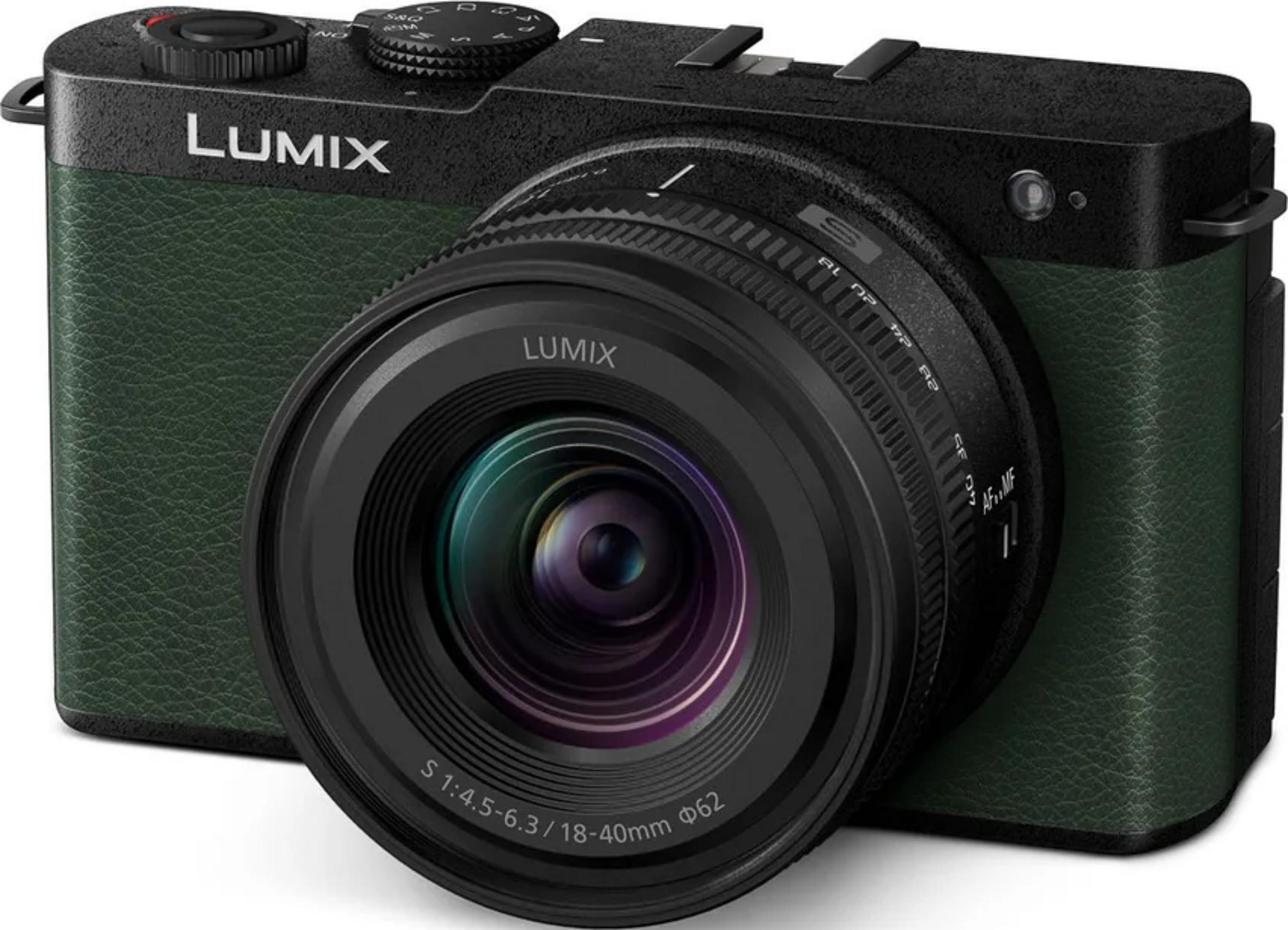 Eine grüne Lumix Kamera mit schwarzem Objektiv steht im Vordergrund.