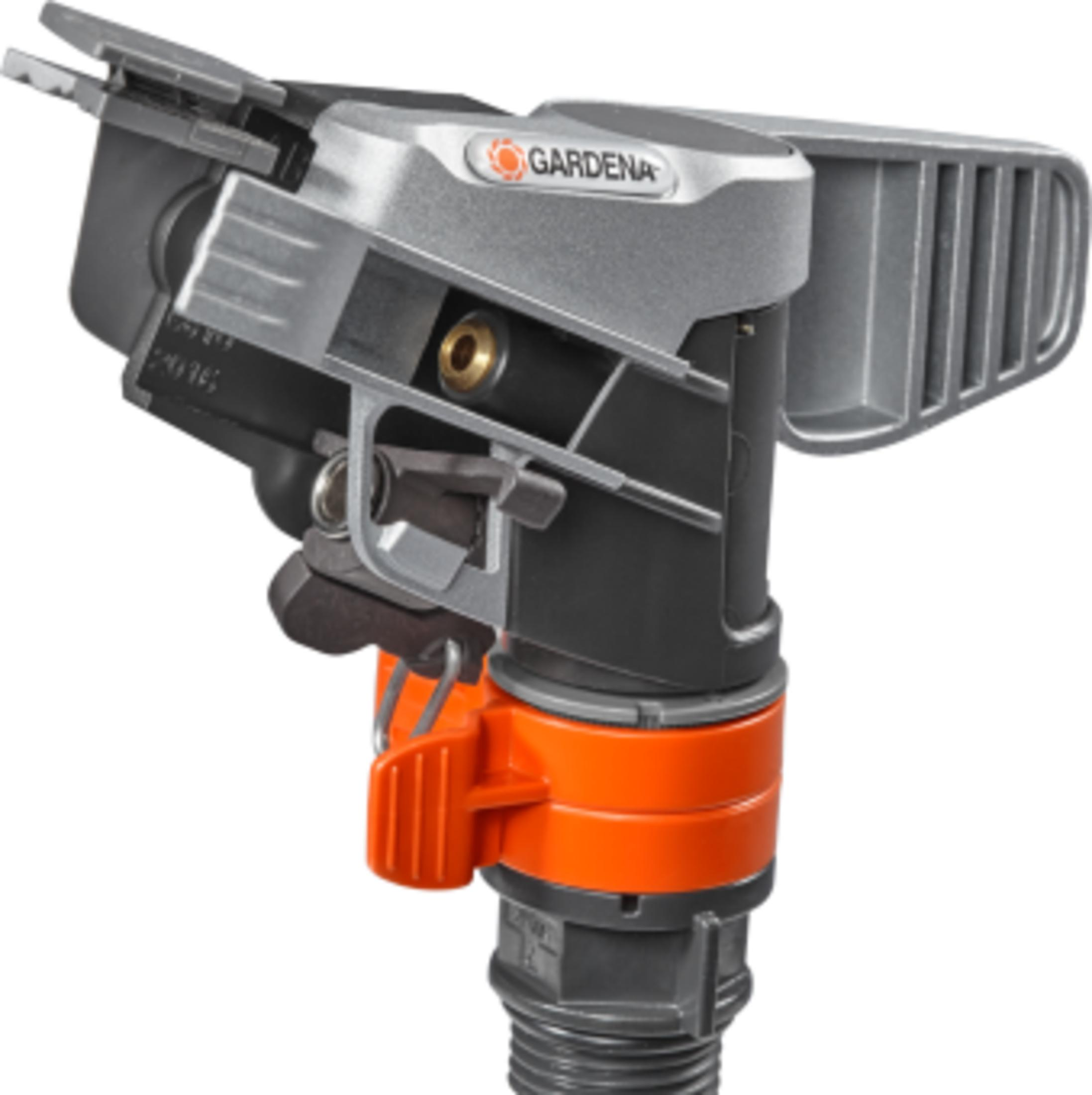 Ein grauer und oranger Gardena Sprinkler mit Metallteilen und einem Anschluss.