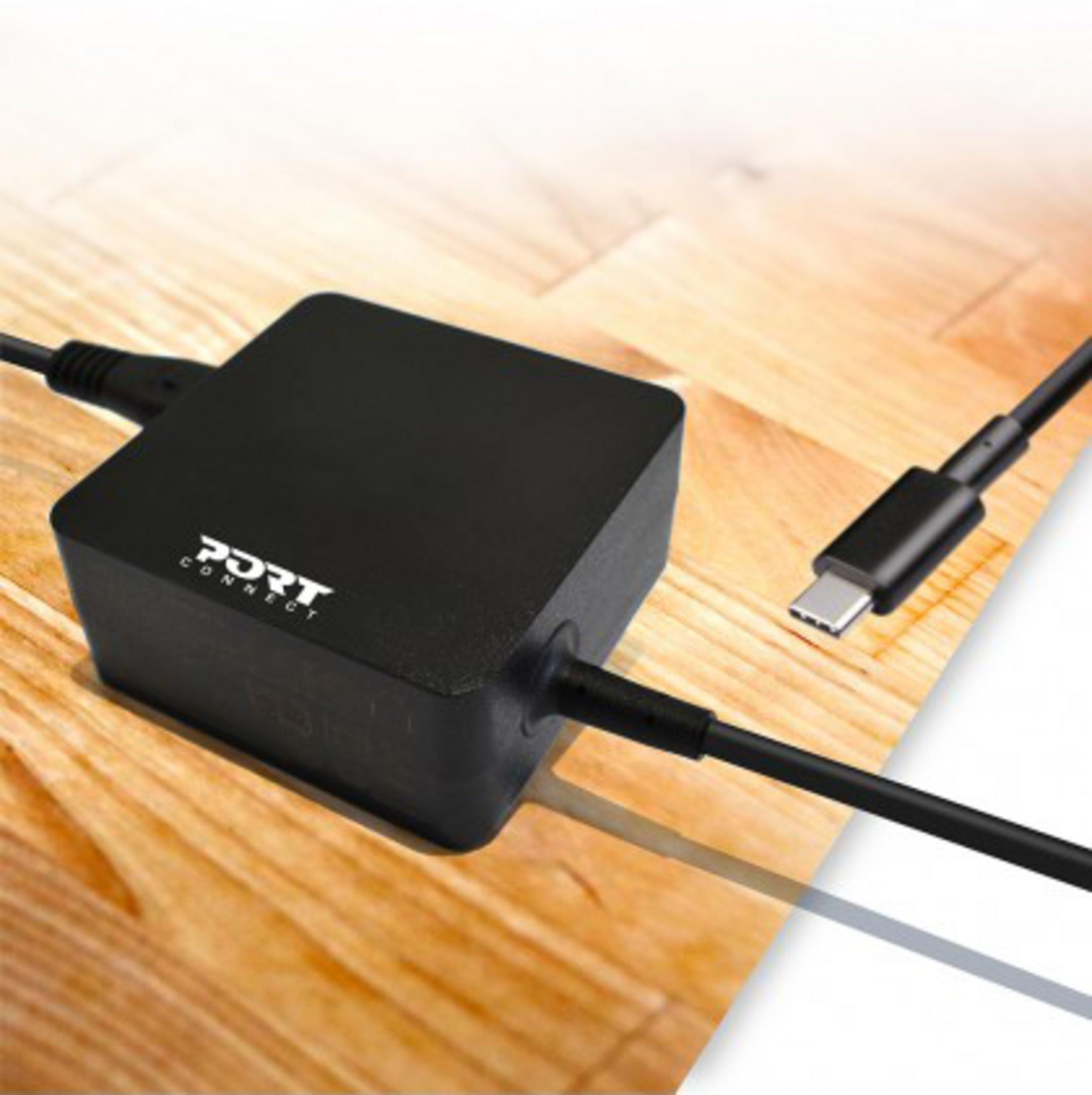 Adattatore USB-C nero con cavo su superficie in legno.