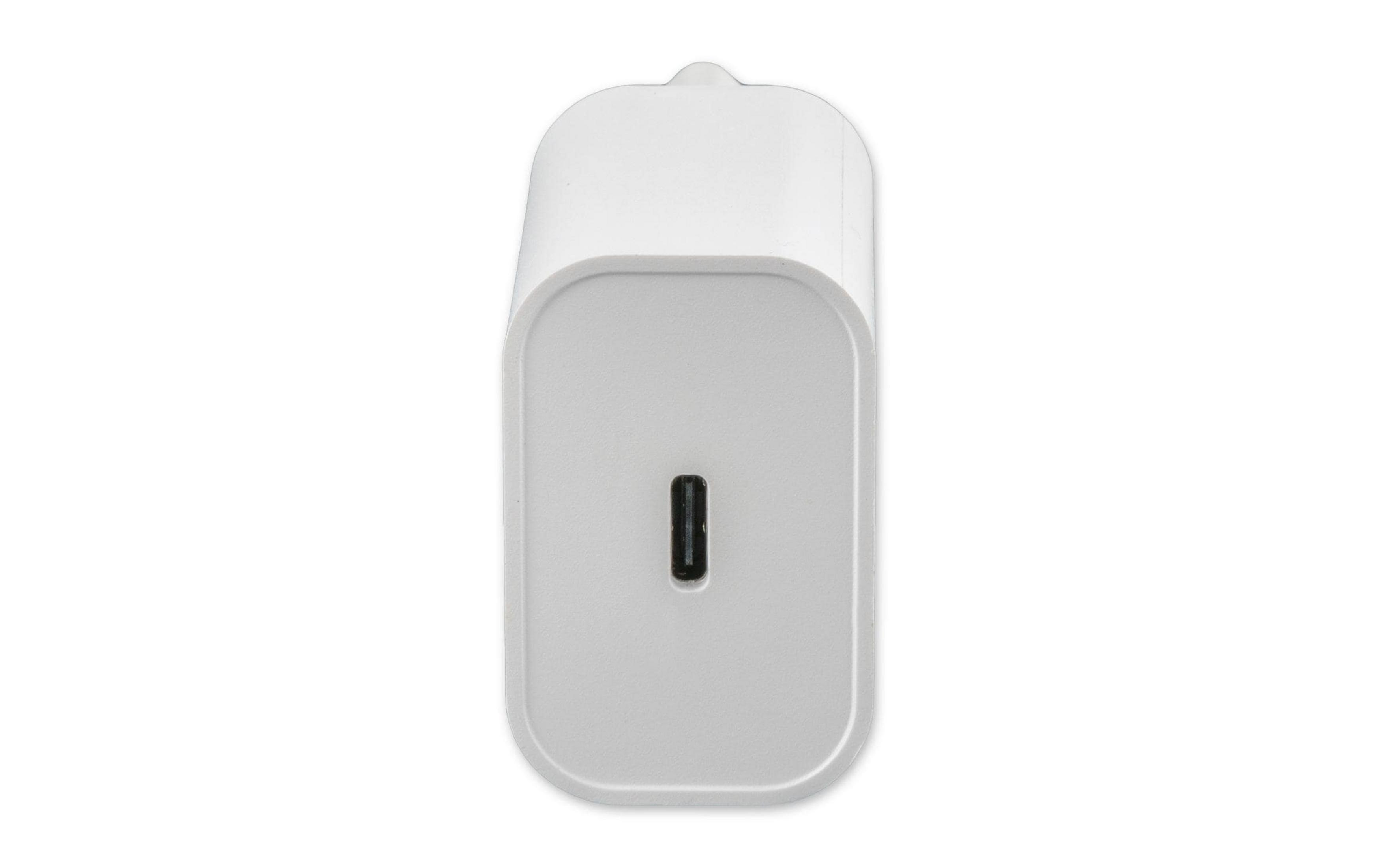 Ein weißer USB-C-Adapter auf weißem Hintergrund.