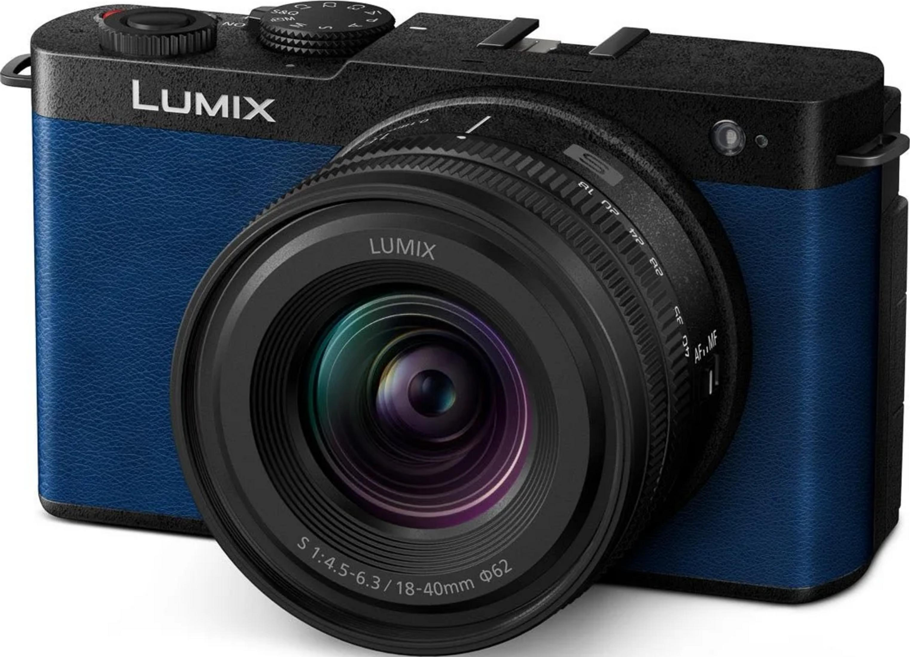 Eine blaue Panasonic Lumix Kamera mit schwarzem Objektiv und Bedienelementen.