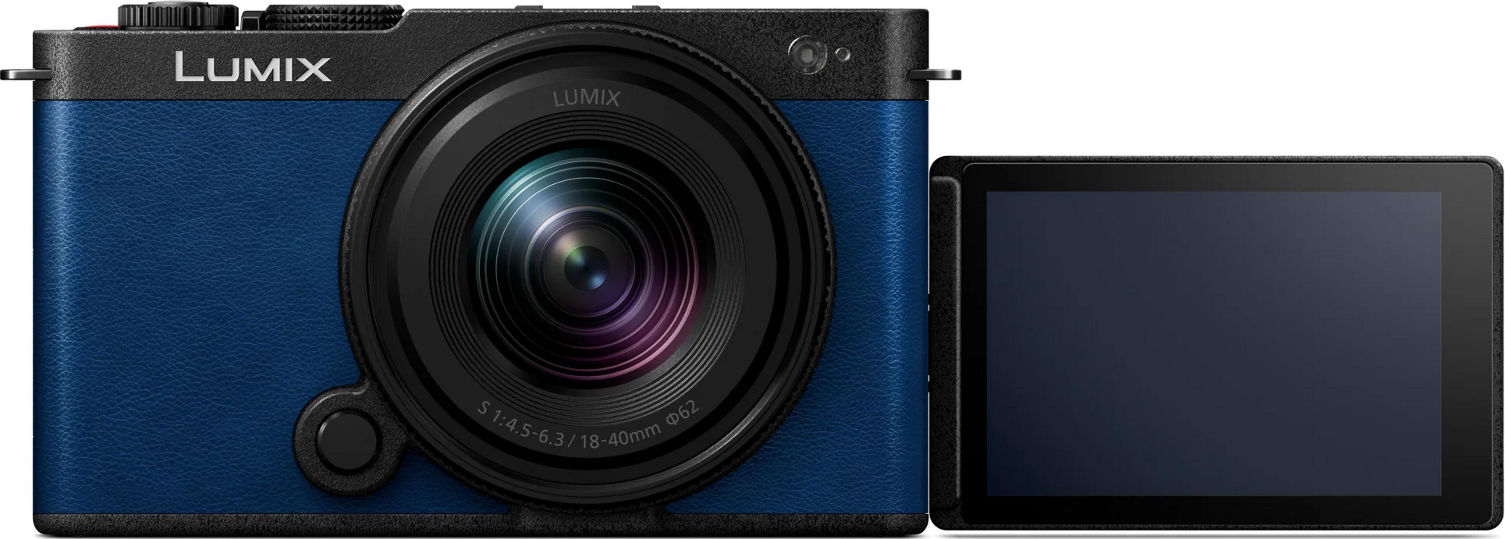 Eine blaue Lumix-Kamera mit Objektiv und ausgeklapptem Bildschirm.