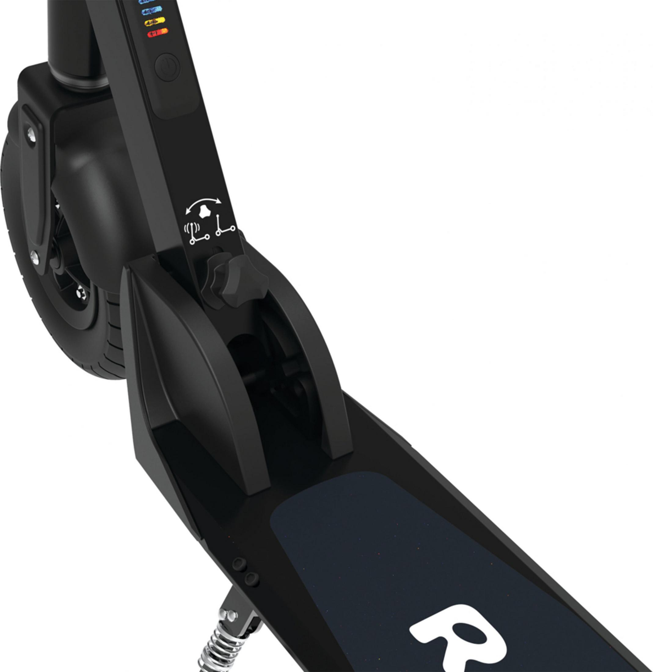Monopattino elettrico nero con pedana e ruota. Primo piano.