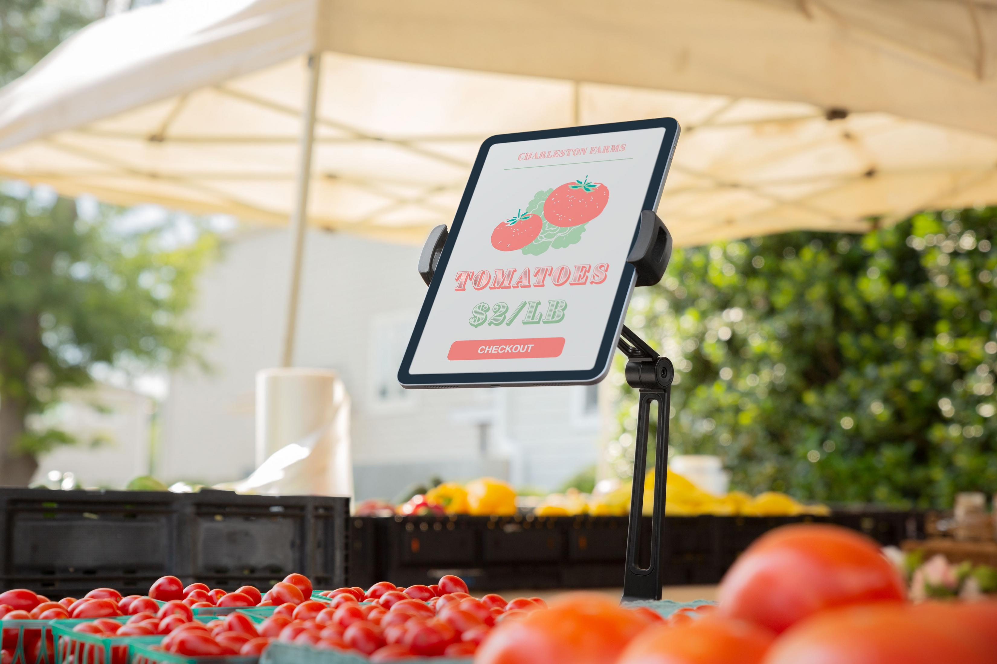 Tablet mostrano pomodori, con cartellini e un pulsante di pagamento.