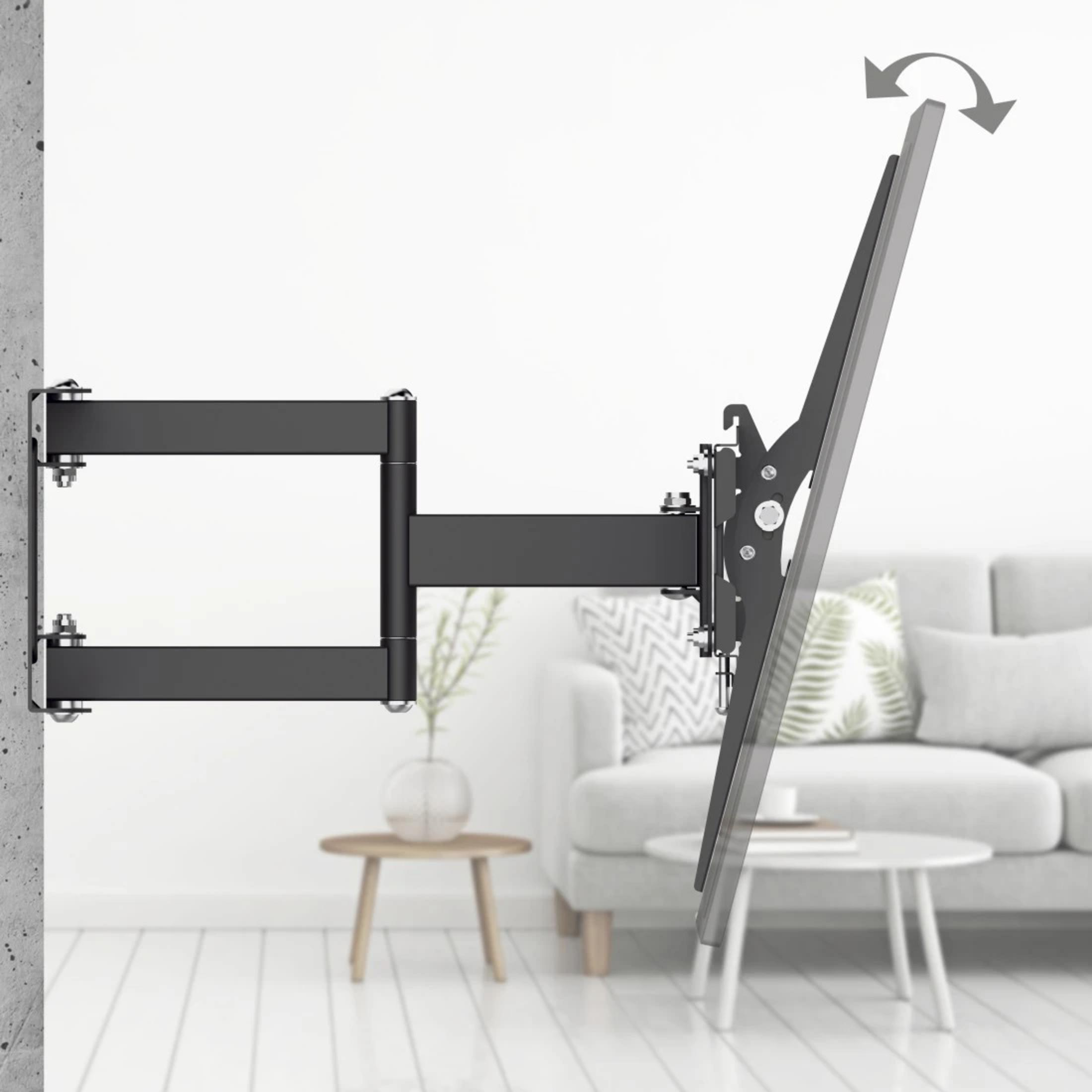 Schwenkbare TV-Halterung an Wand befestigt, mit Fernseher im Wohnzimmer.