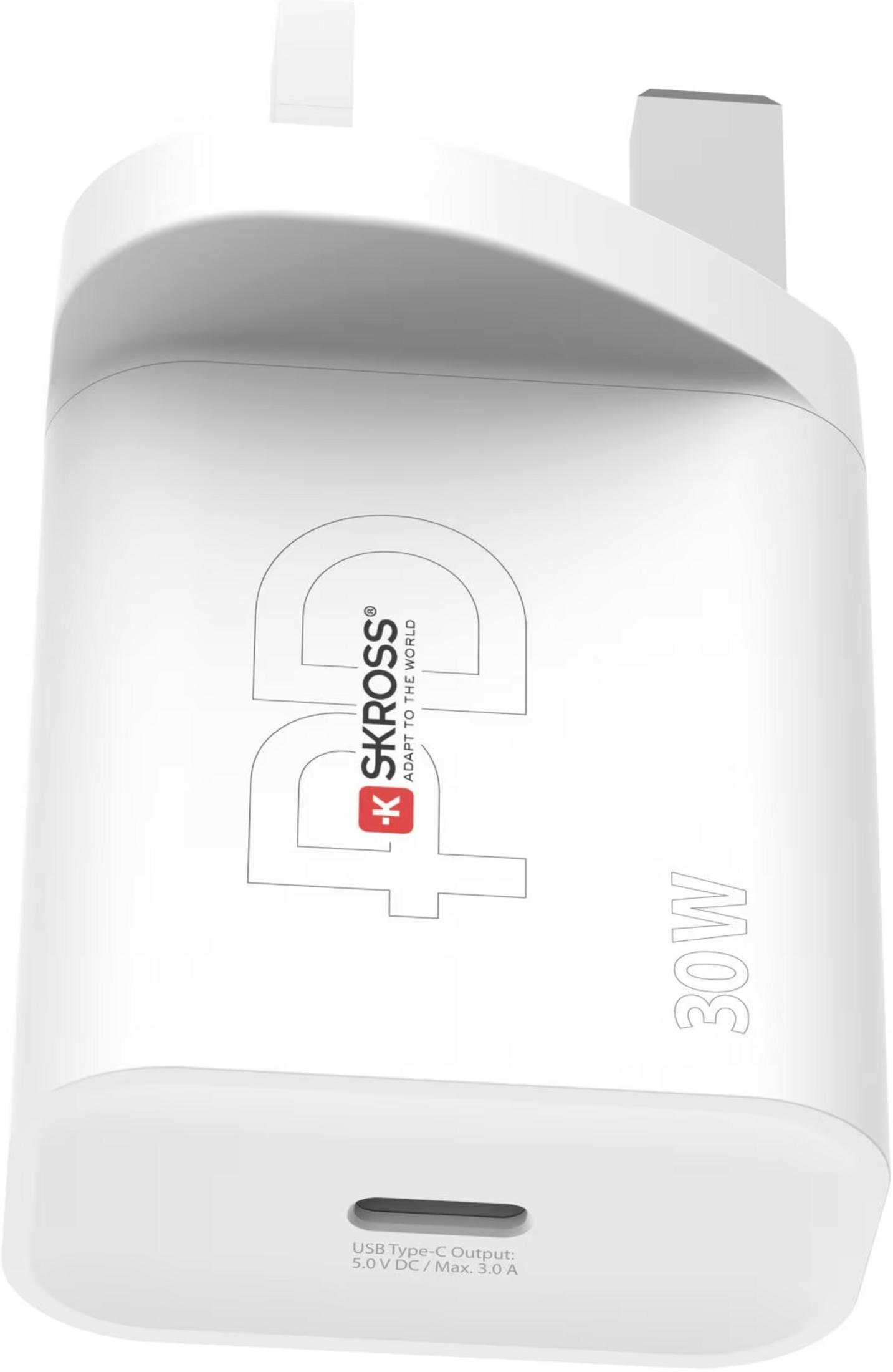 Ein weißer USB-C-Adapter mit 30W und dem Skross-Logo.