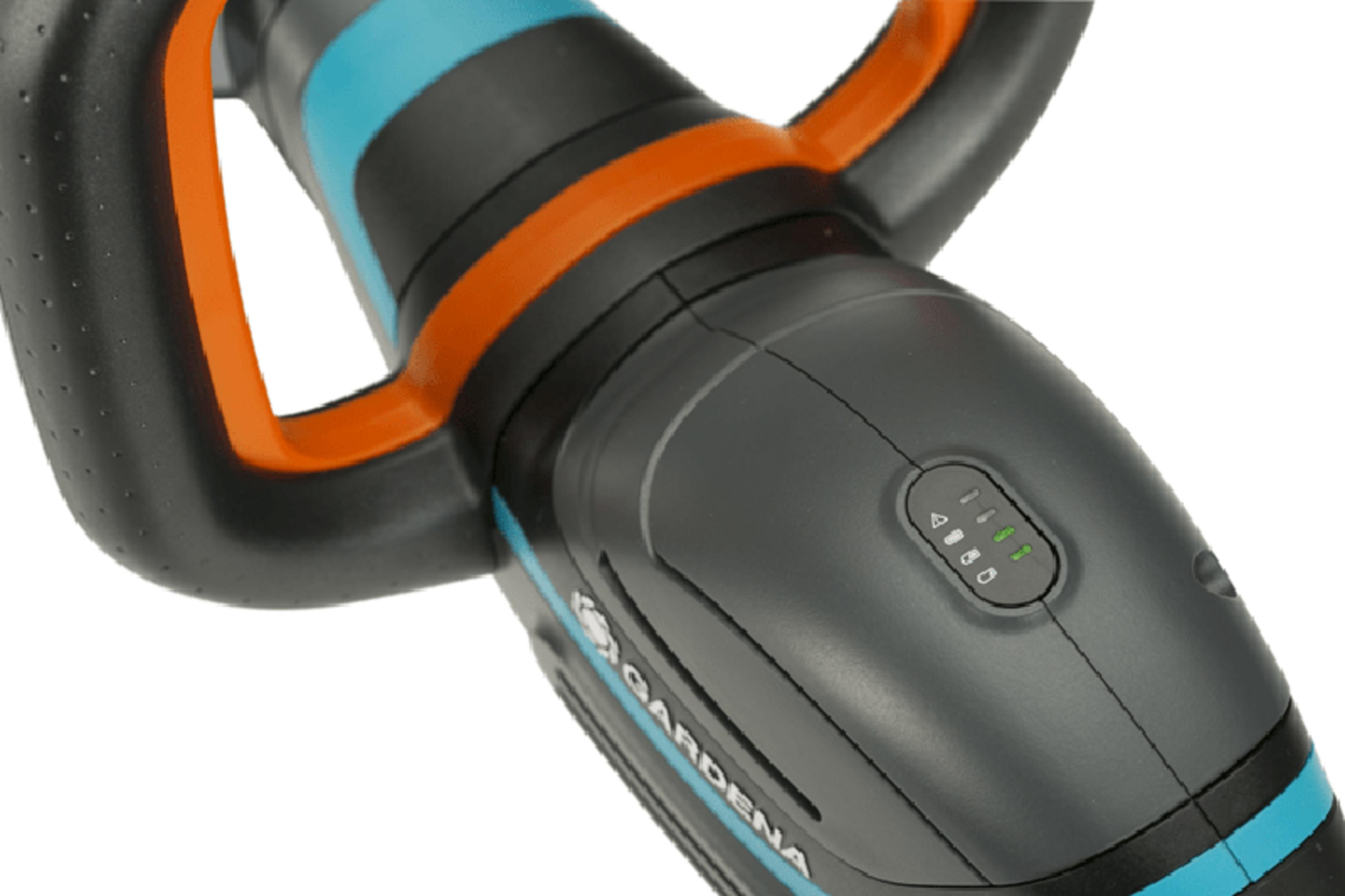 Zbliżenie narzędzia ogrodniczego z czarnymi uchwytami, pomarańczowymi akcentami i wskaźnikiem baterii.