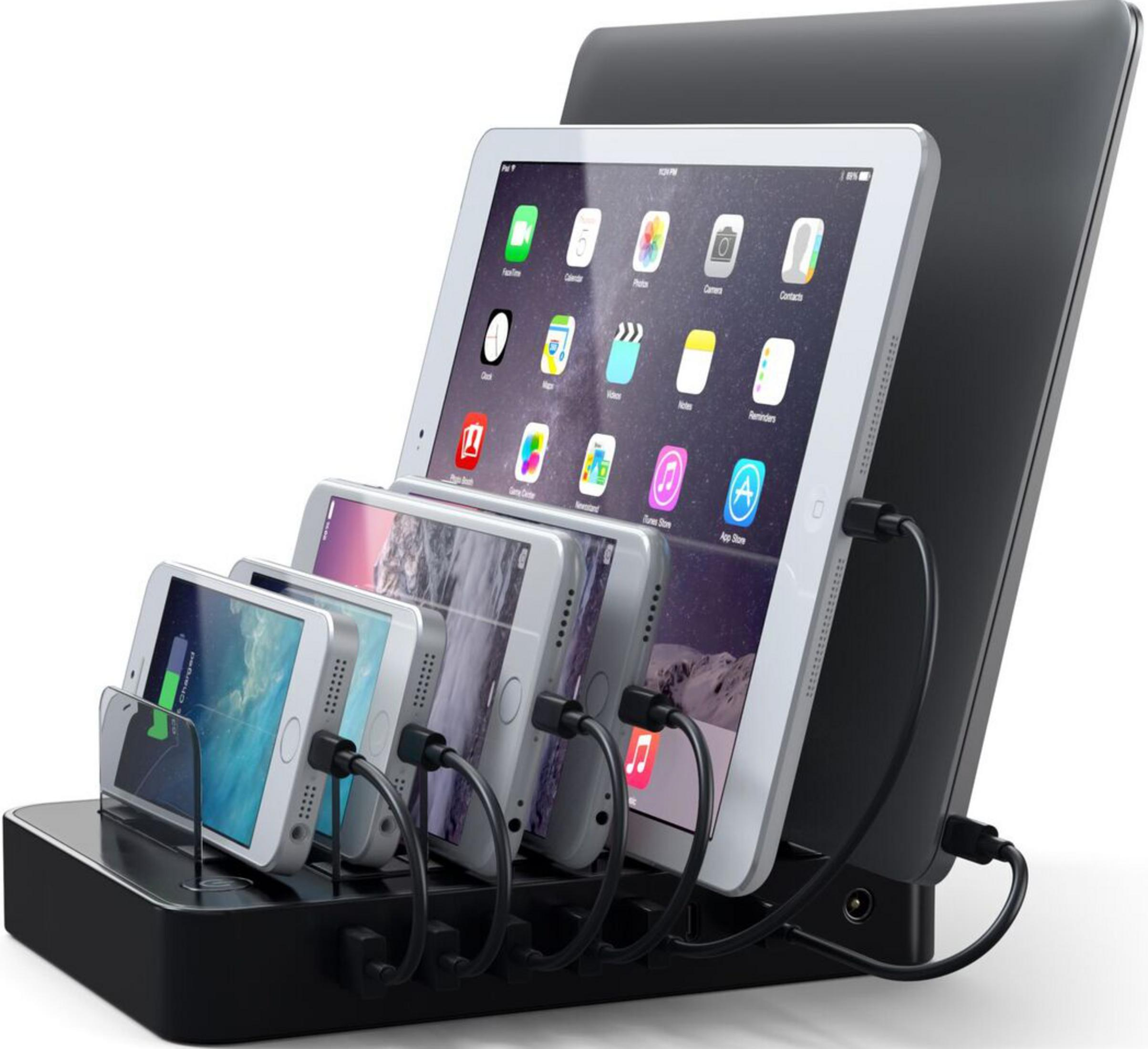 Eine schwarze Ladestation mit einem Tablet und vier Smartphones, die aufgeladen werden.