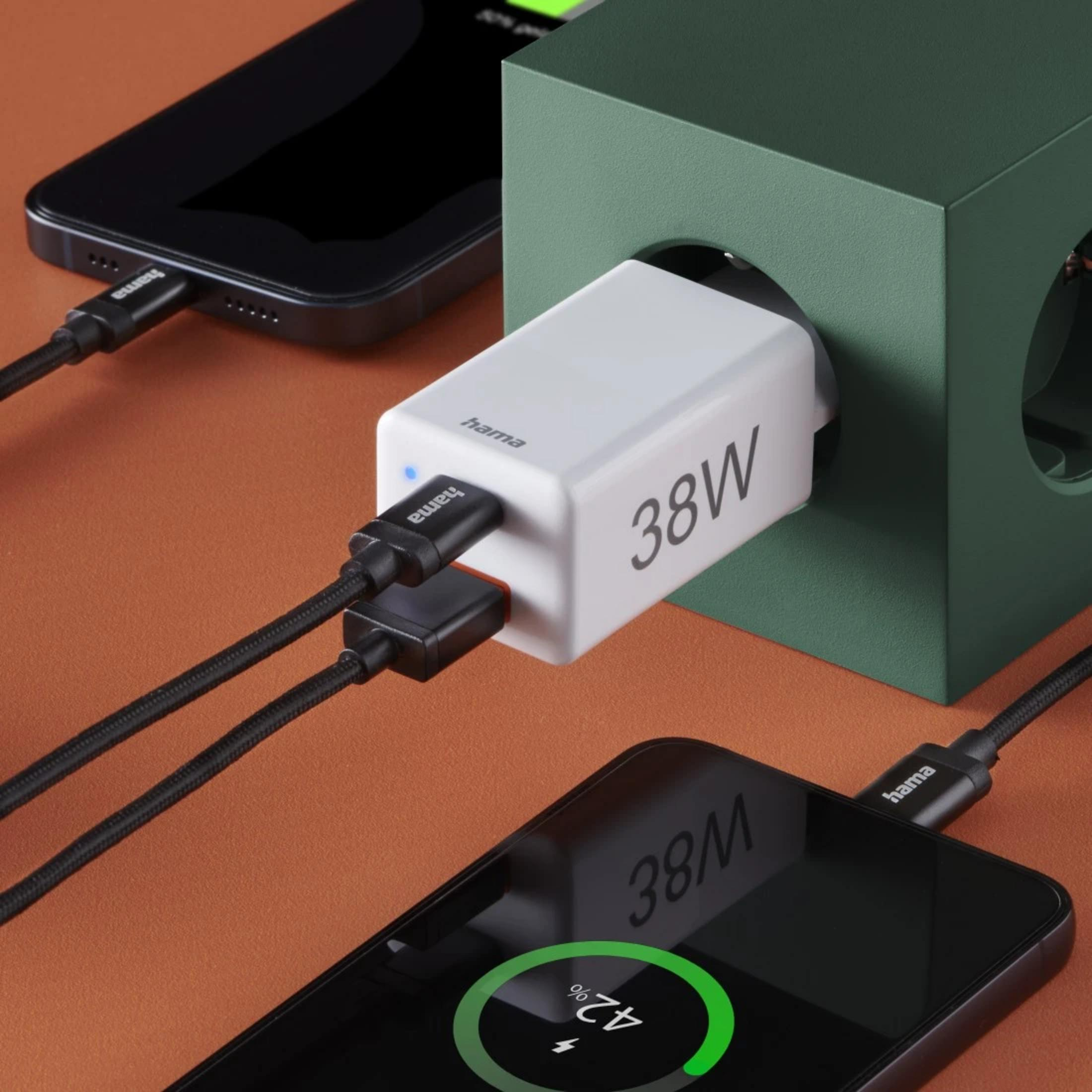 Biała wtyczka ładująca Hama 38W ładuje dwa czarne smartfony przez kable USB-C.