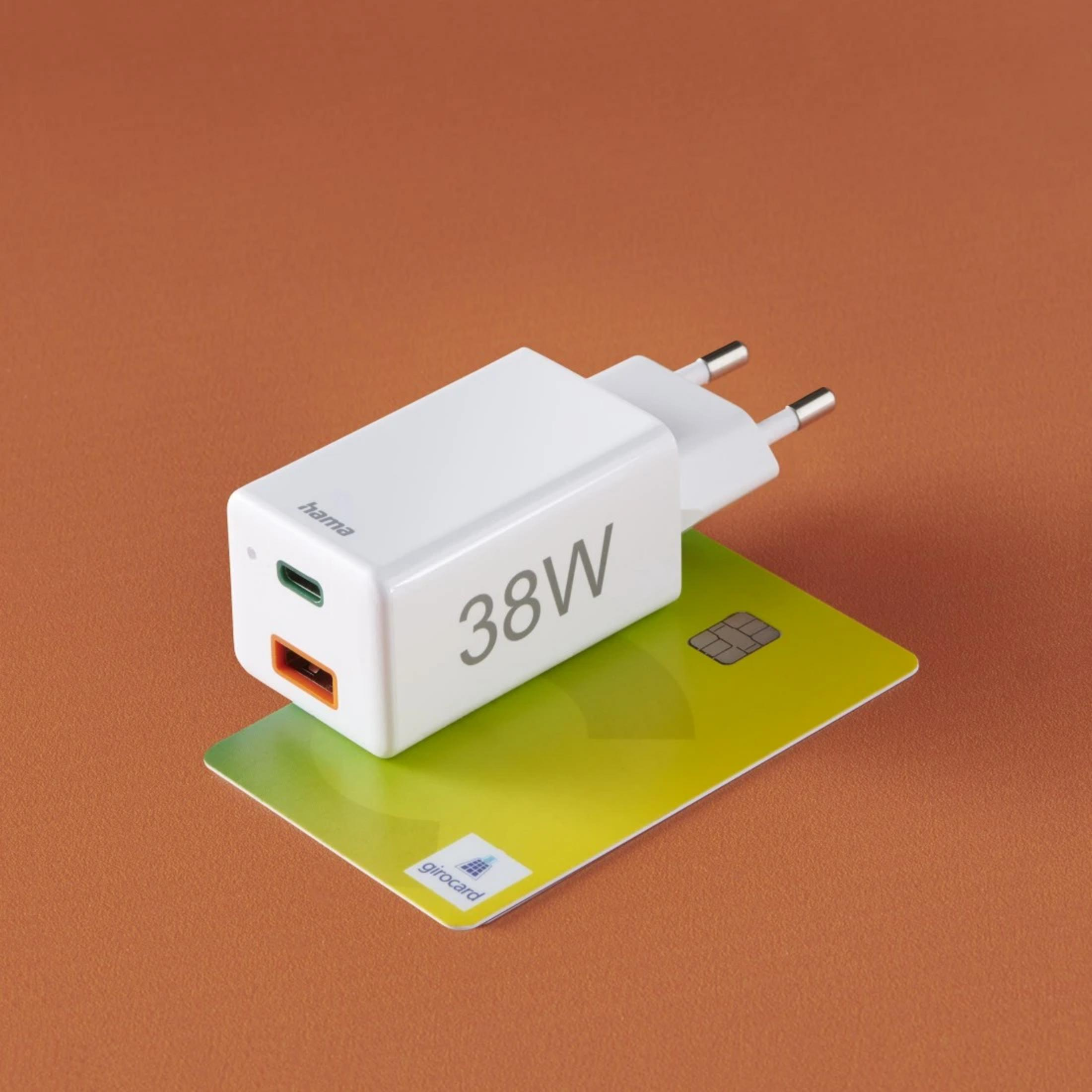 Biały adapter sieciowy 38W z portami USB-C i USB-A leży na żółtej karcie girocard.