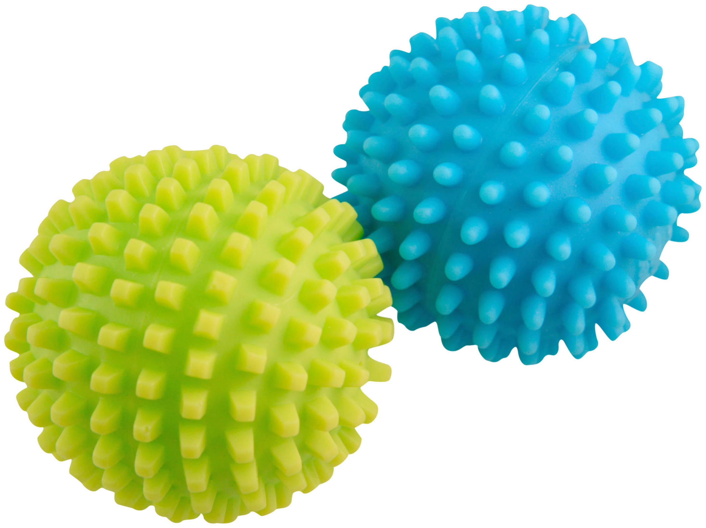 Dwie kolczaste piłki do masażu, jedna limonkowozielona, druga jasnoniebieska, na białym tle.