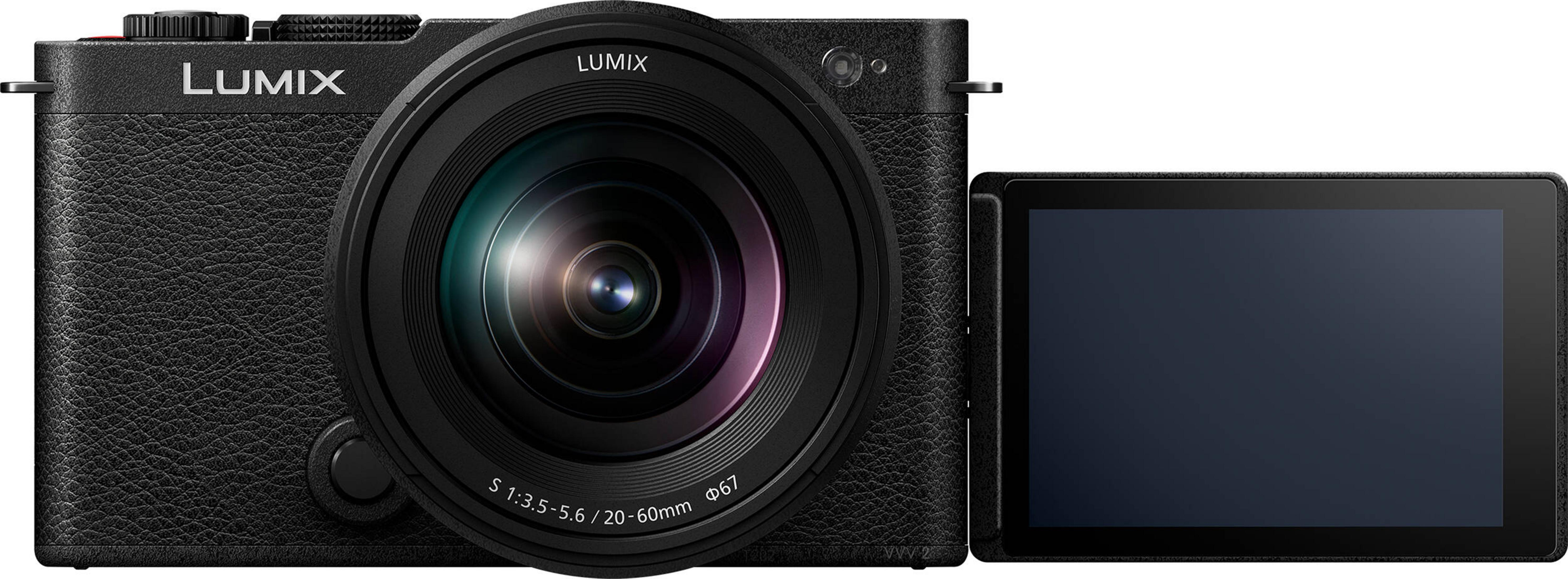 Eine schwarze Lumix Kamera mit Objektiv und ausklappbarem Bildschirm.
