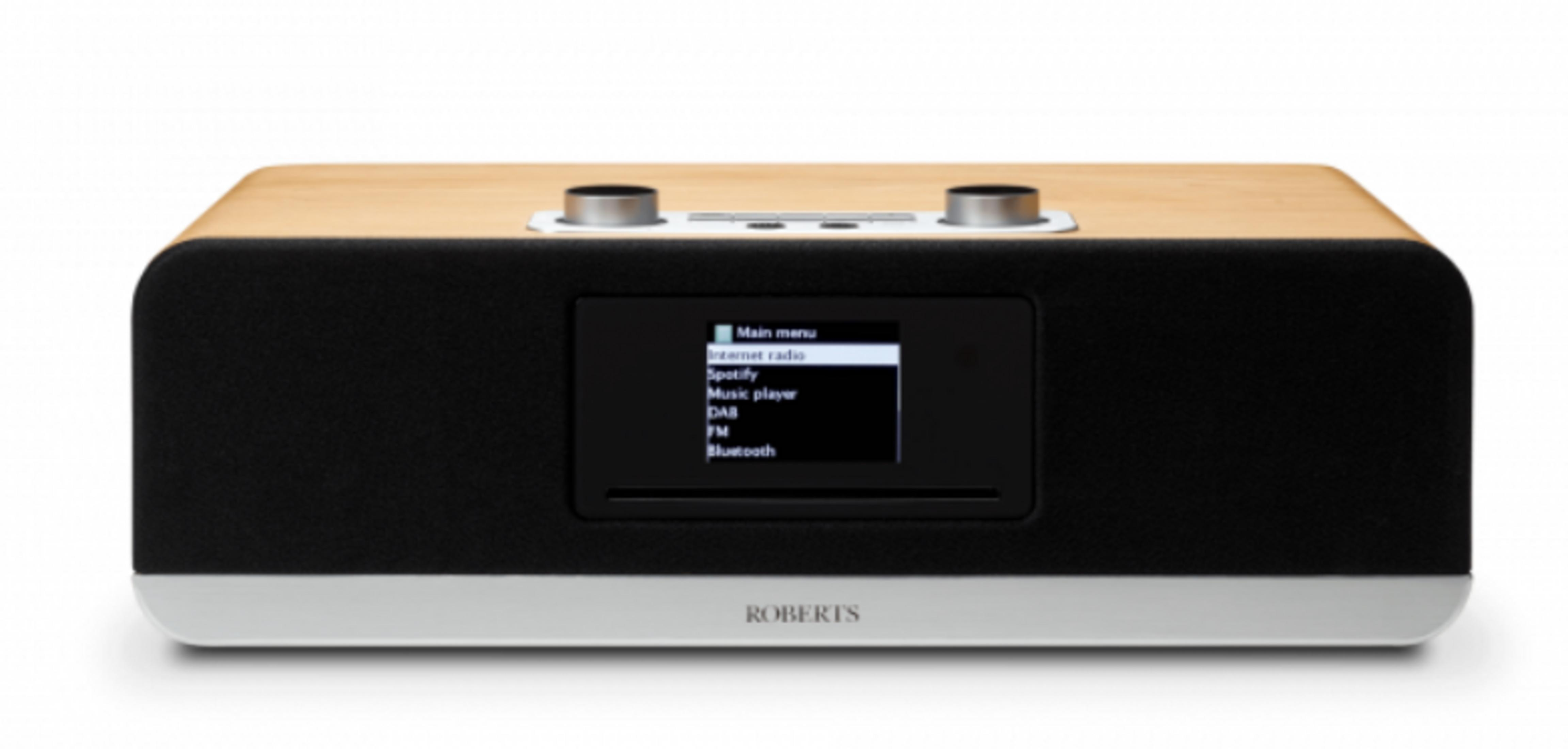 Ein Holzradio mit schwarzem Lautsprechergitter und einem silbernen Streifen.