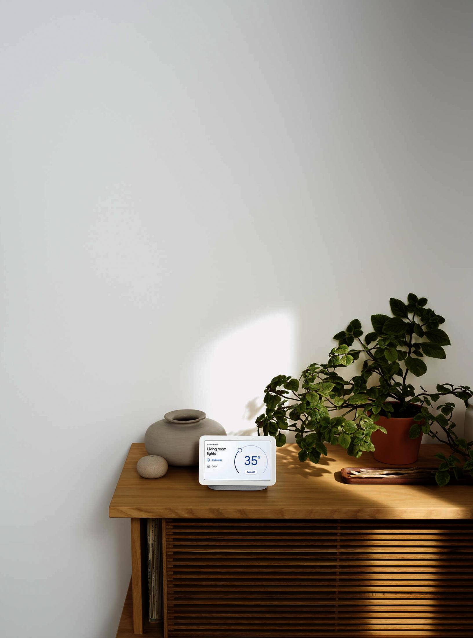 Un display intelligente mostra il 35% di luminosità per le luci del soggiorno.