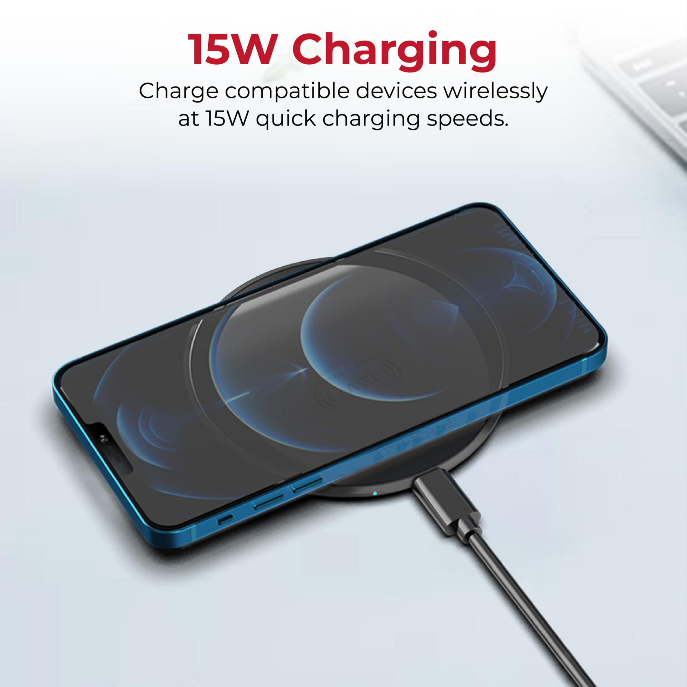 Un smartphone descansa sobre una base de carga inalámbrica negra con un cable conectado.