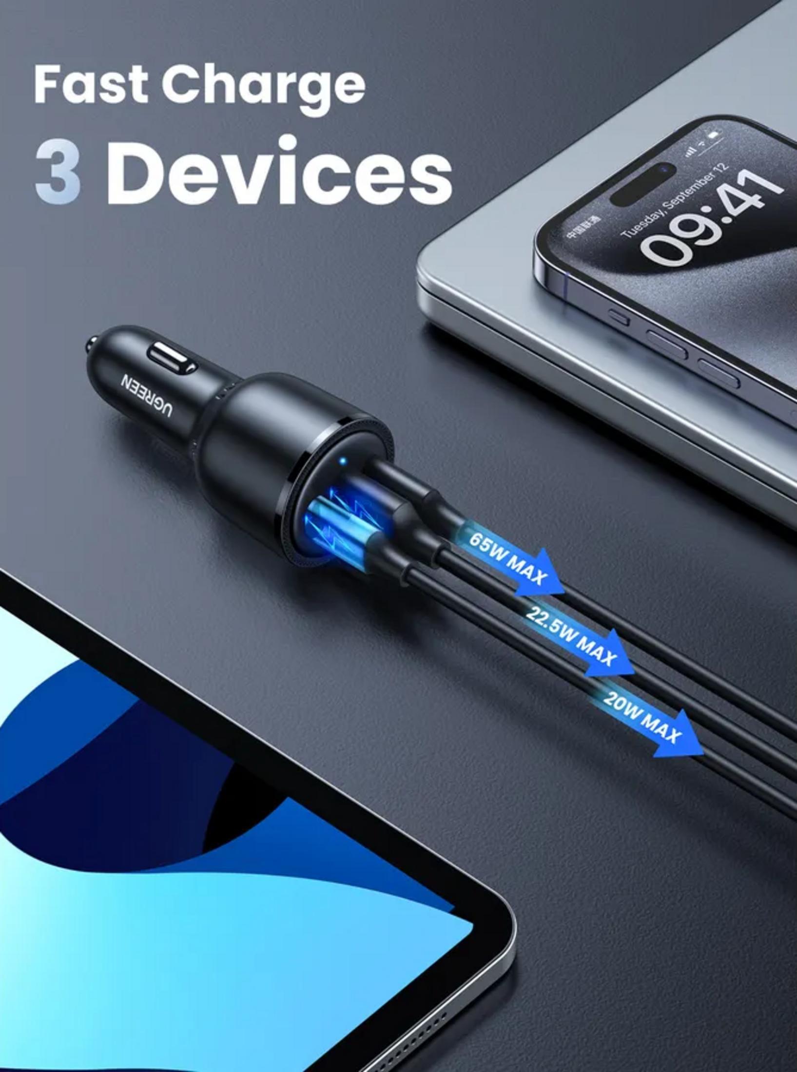 Zwarte auto-oplader met drie kabels die een iPhone en een tablet opladen.