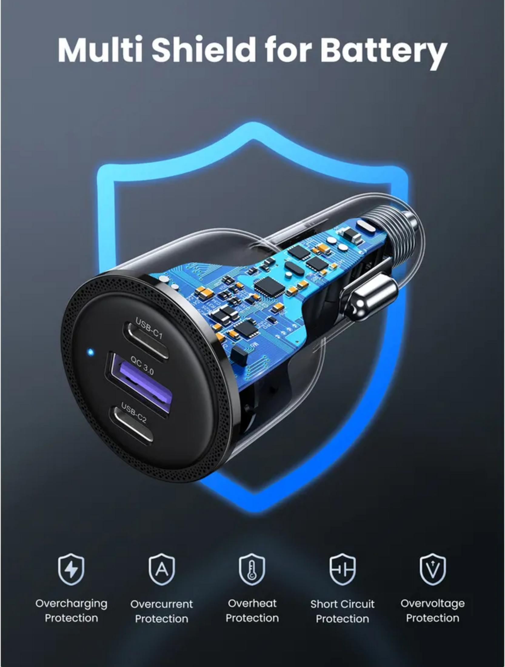 Een zwarte autolader met twee USB-poorten en zichtbare printplaat.