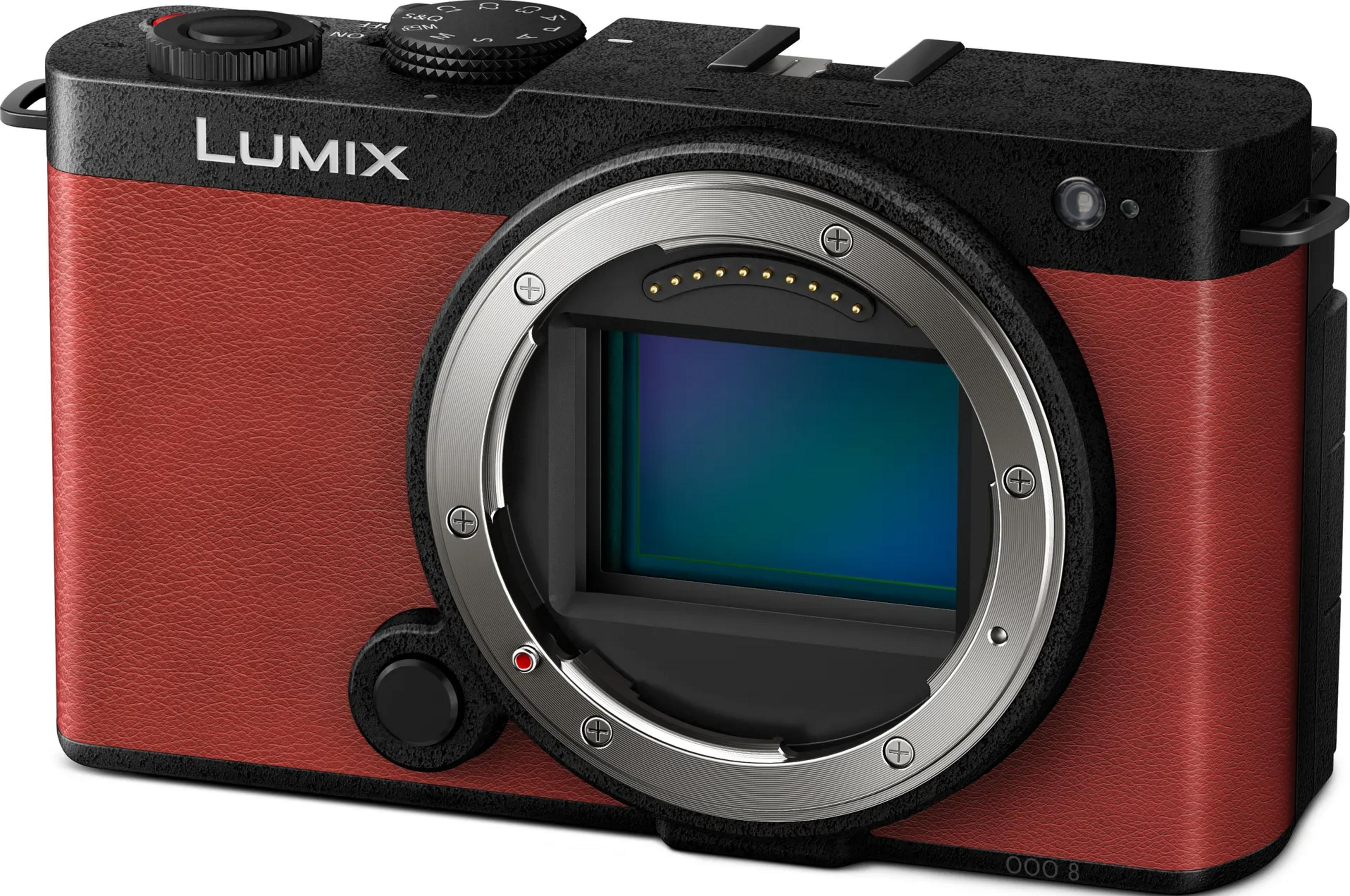 Eine rote und schwarze Lumix-Kamera mit offenem Objektivanschluss.
