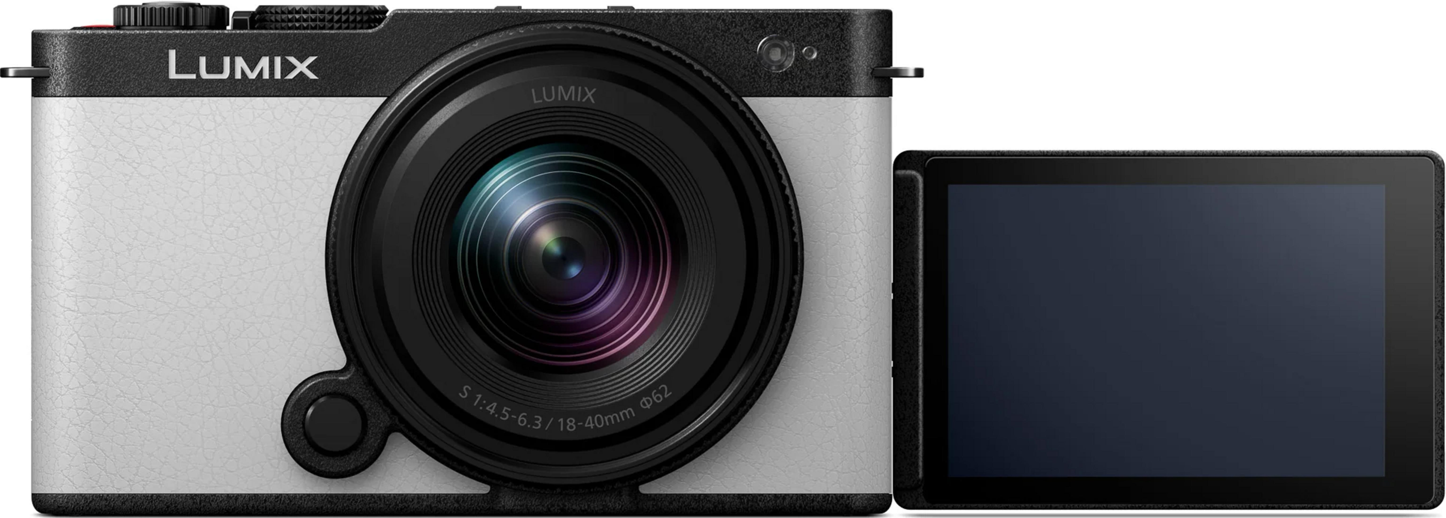Eine weiße Lumix Kamera mit schwarzem Objektiv und ausklappbarem Bildschirm.