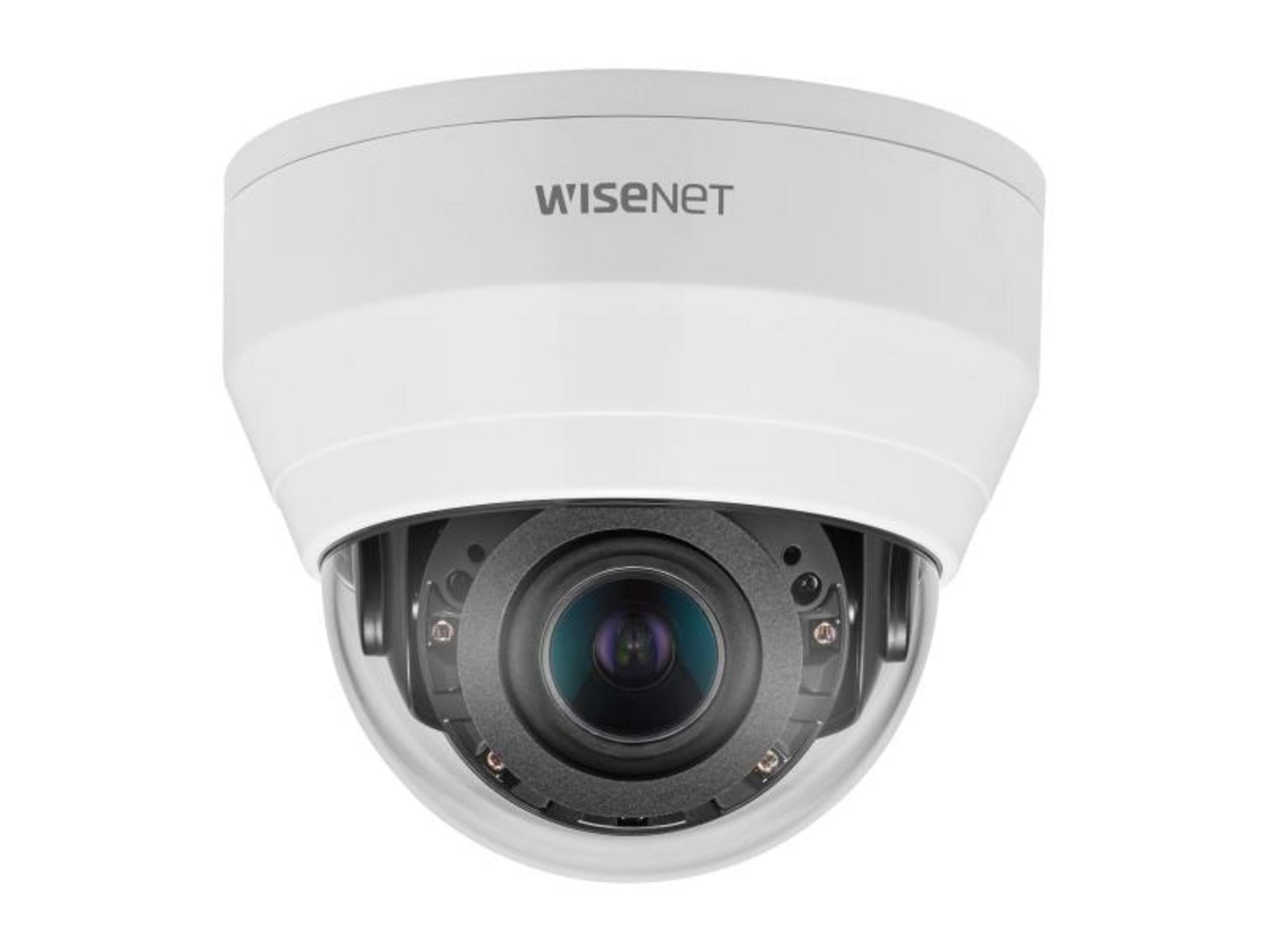 Una telecamera di sorveglianza bianca con il logo Wisenet.