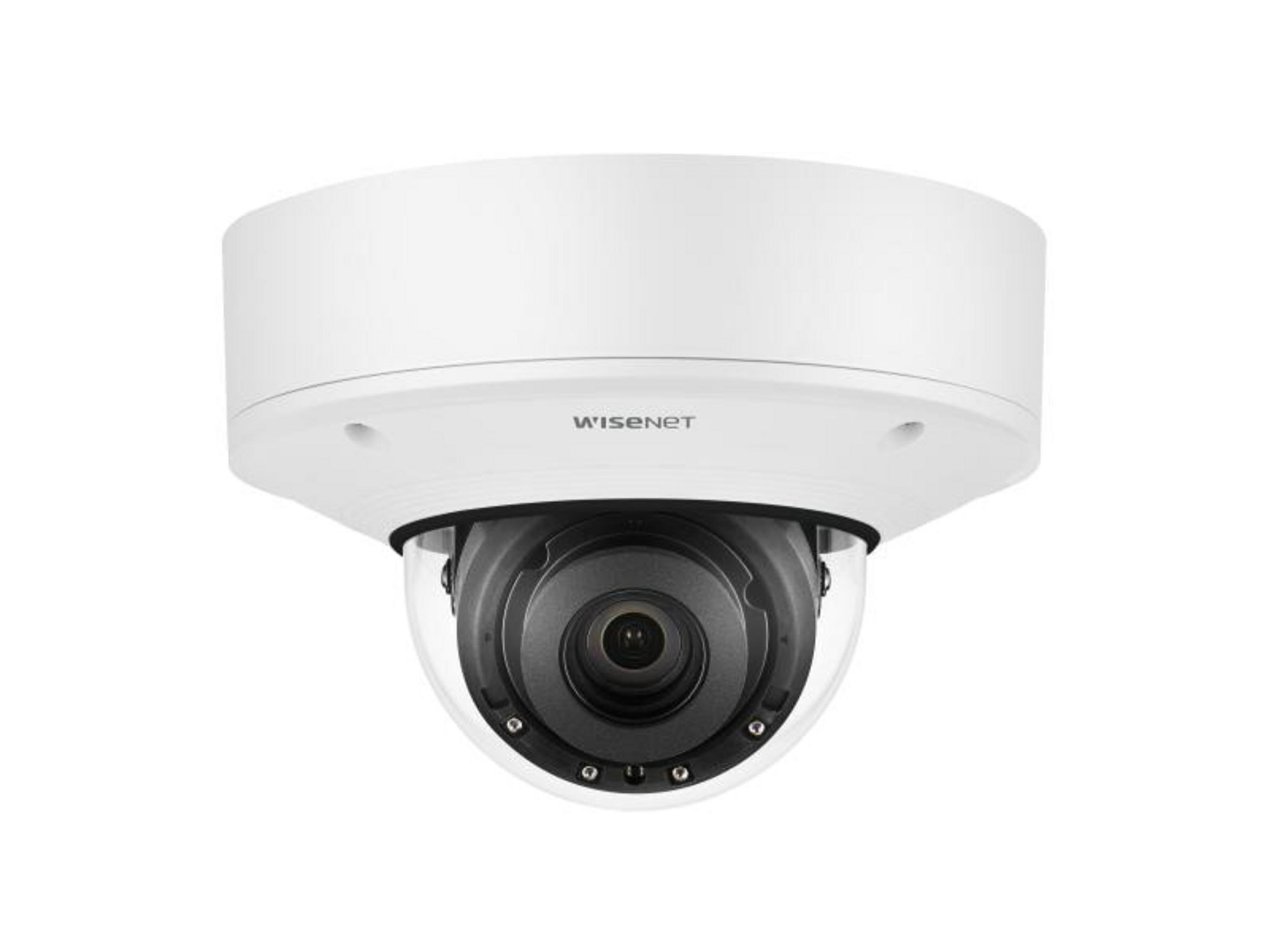 Una telecamera di sorveglianza bianca a cupola con obiettivo visibile.