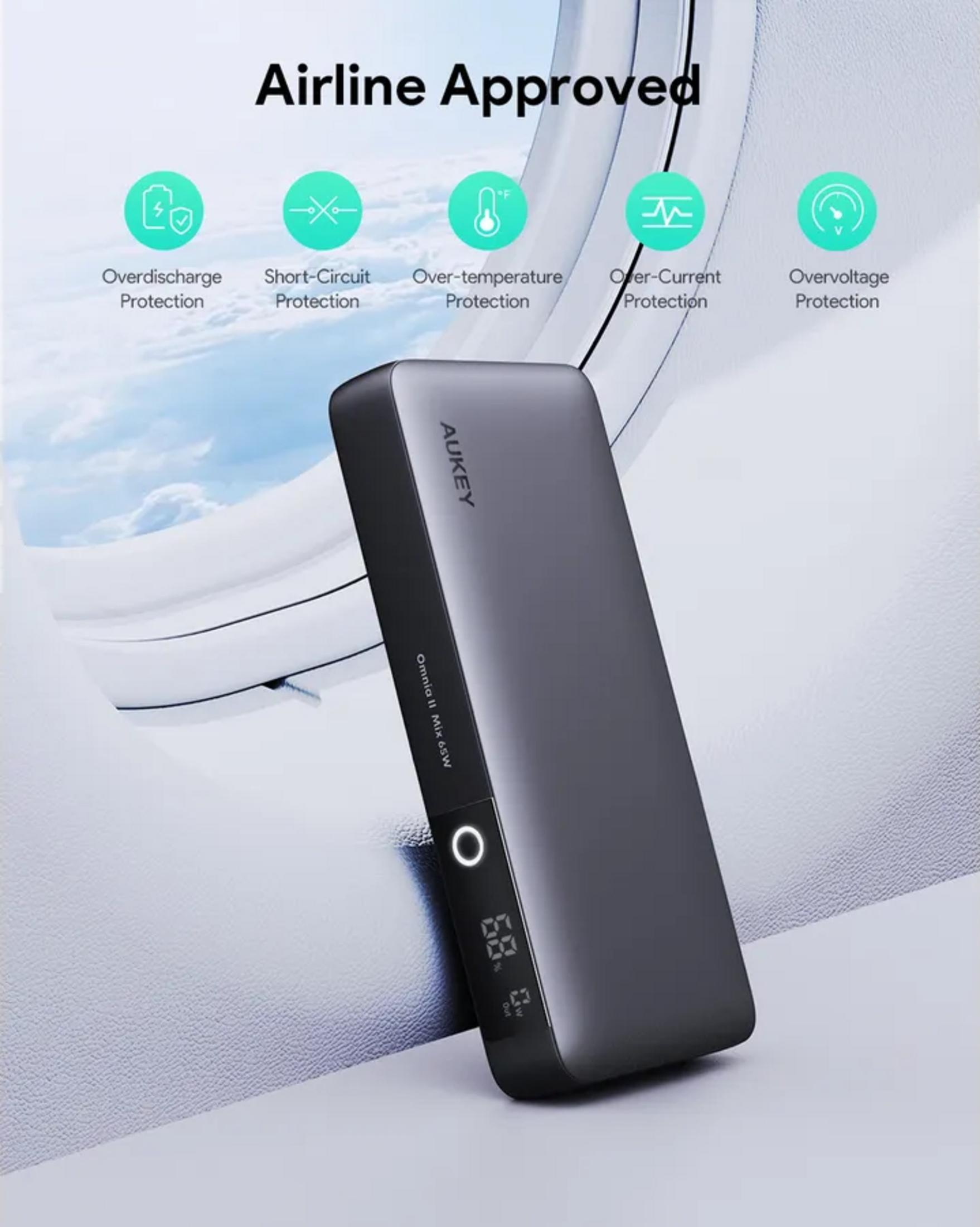Power bank AUKEY grigio vicino oblò aereo con icone protettive.