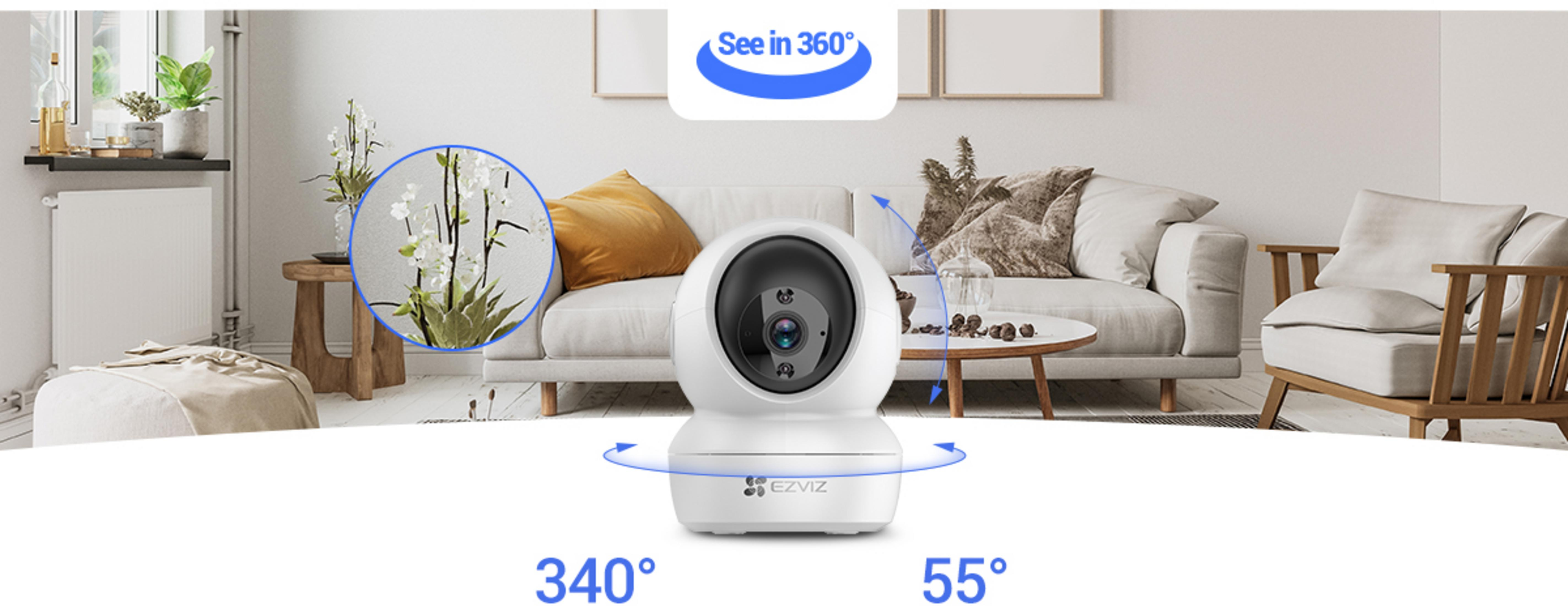 Biała kamera bezpieczeństwa w salonie z sofą i fotelem.