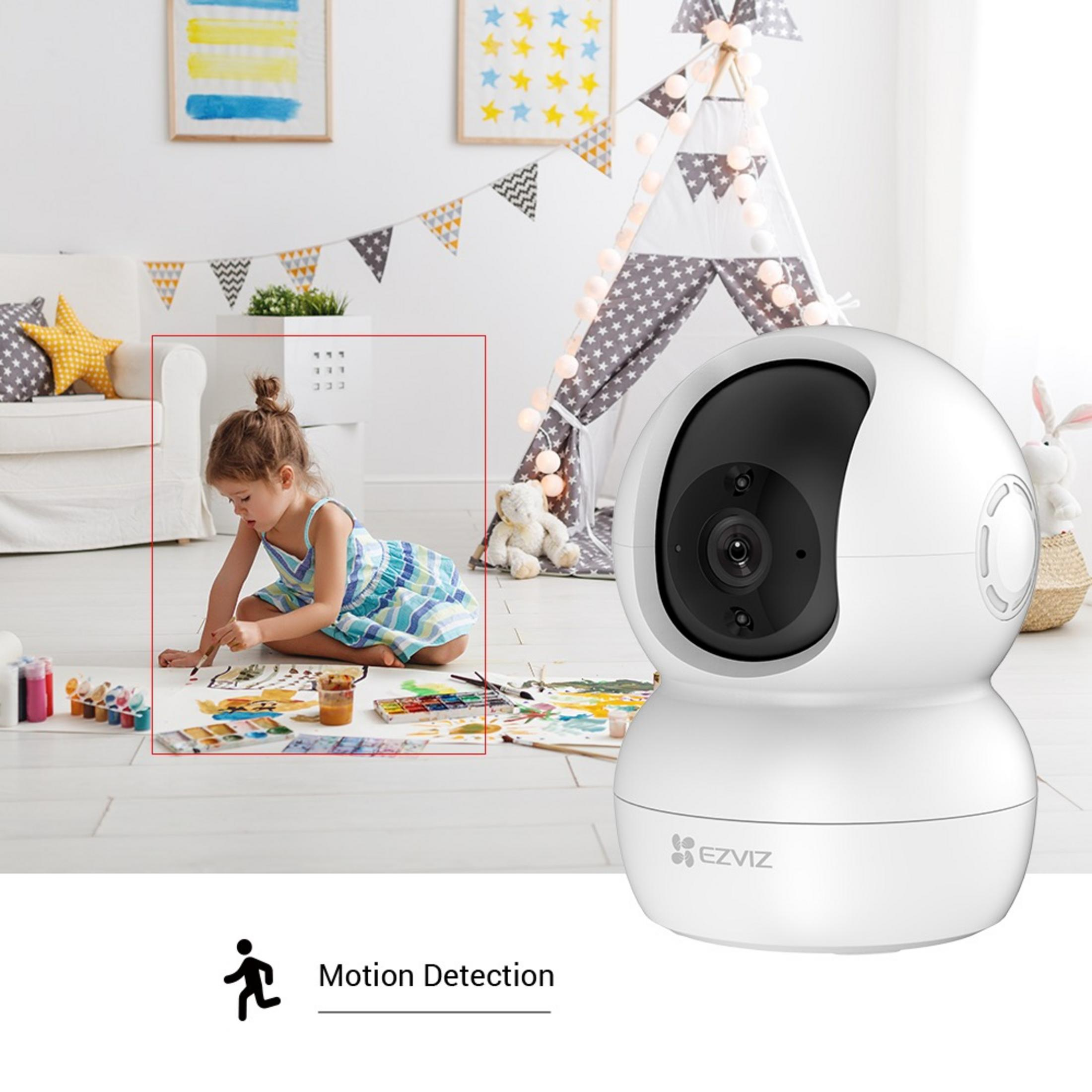 Mała dziewczynka maluje na podłodze, kamera jest na pierwszym planie.