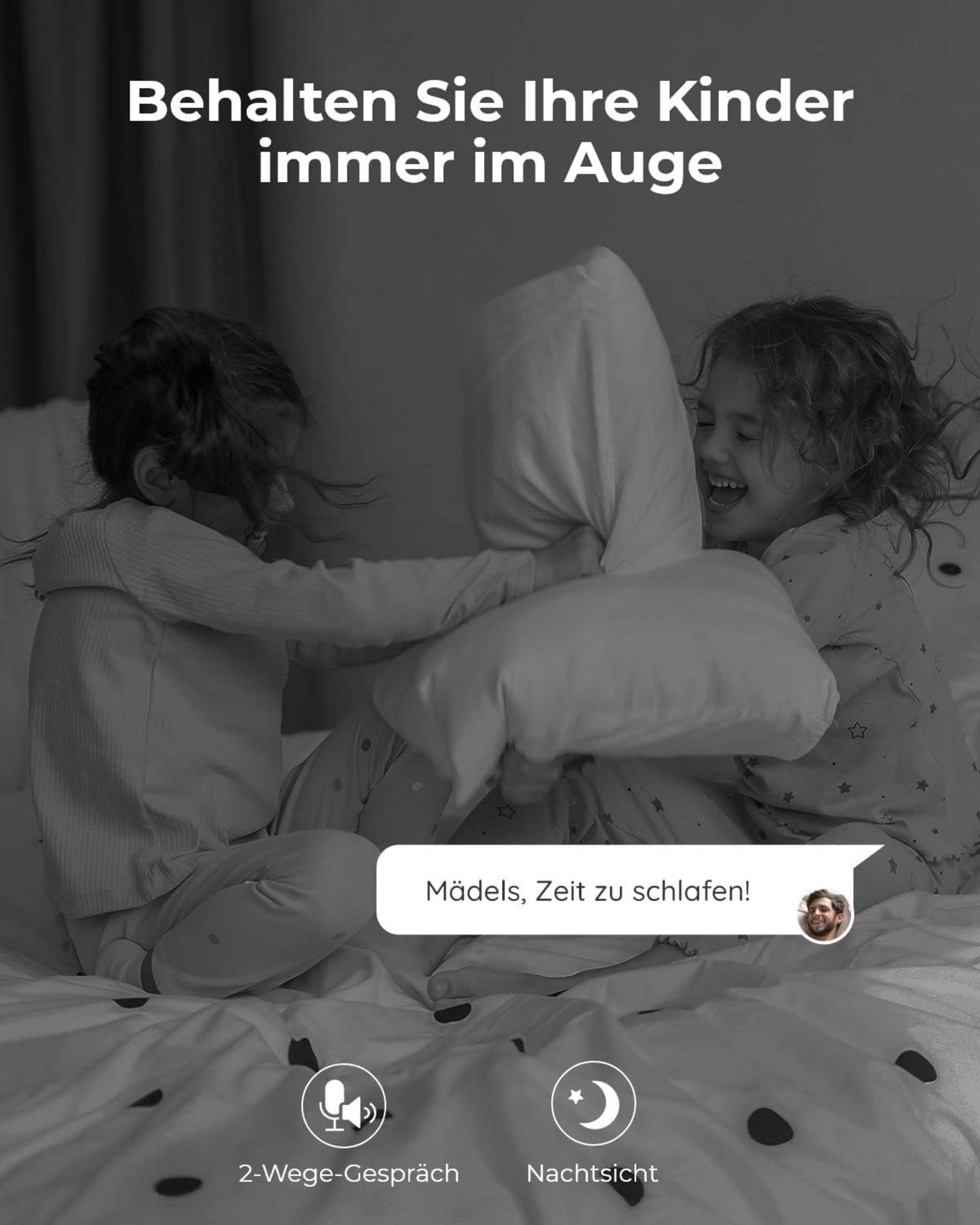 Zwei Kinder spielen mit einem Kissen im Bett. Nachtsicht-Symbol unten.