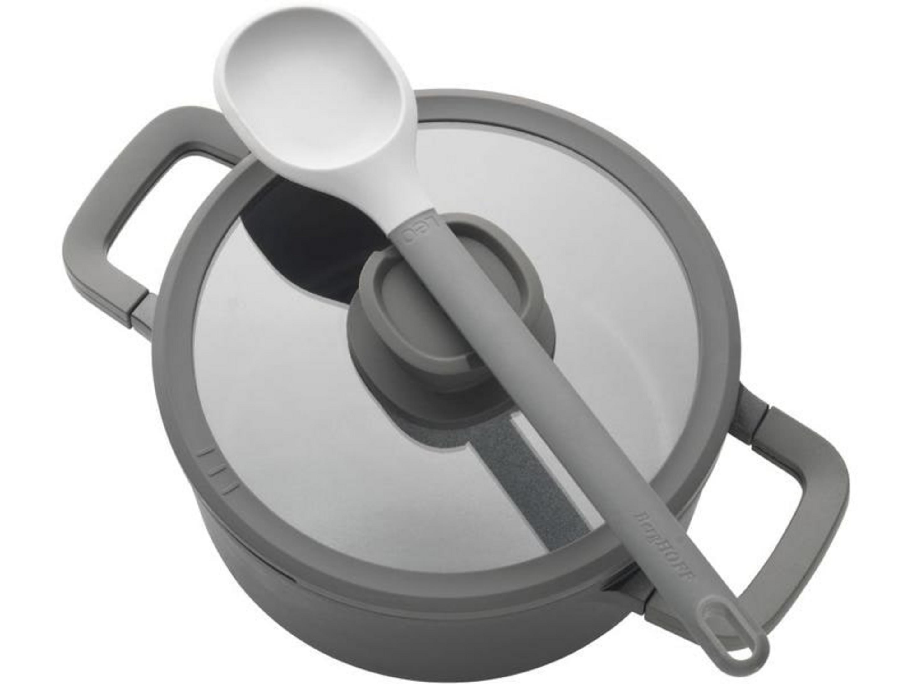 Grijze pan met glazen deksel en witte lepel met handvat.