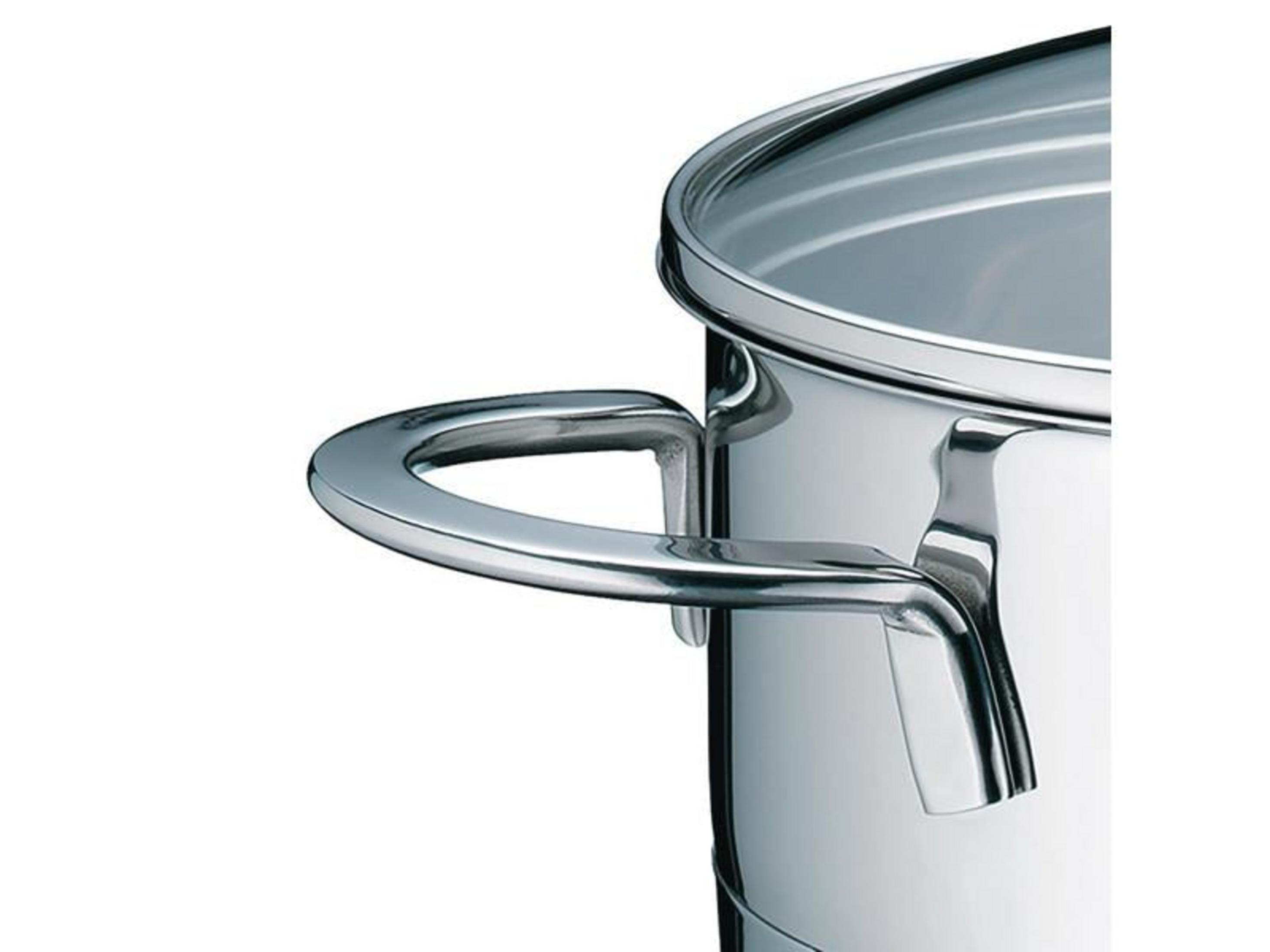 Zbliżenie polerowanej metalowej rączki garnka i krawędzi pokrywki.