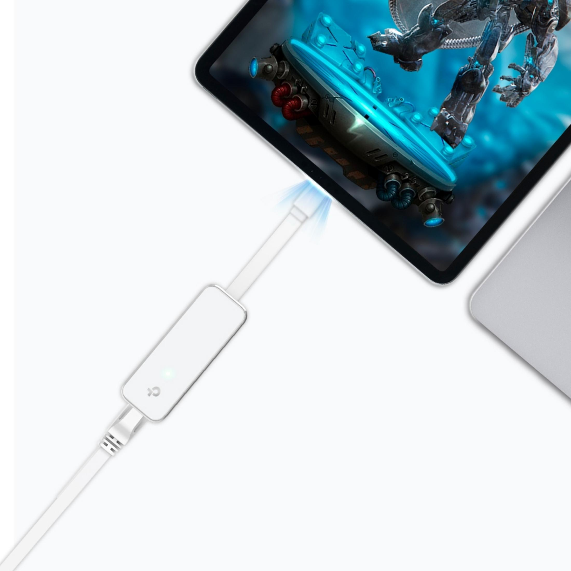Ein weißer USB-C-Adapter verbindet ein Tablet mit einem Sci-Fi-Bild.