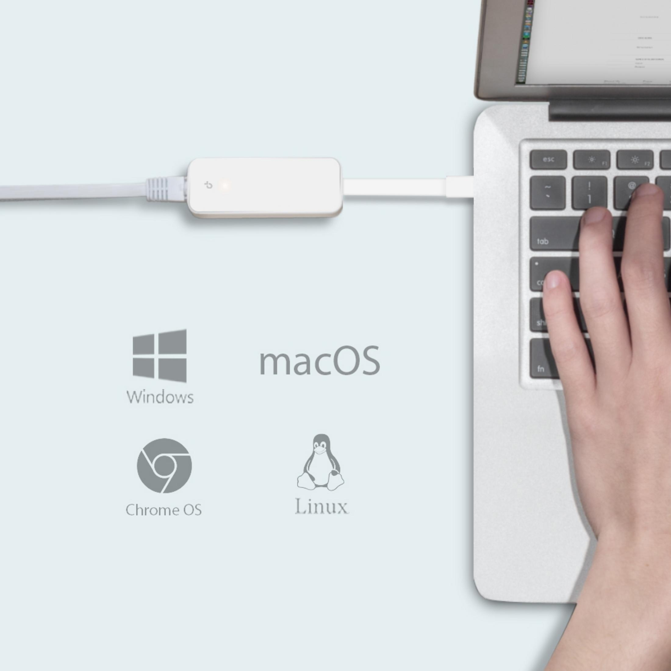 Ein weißer Adapter verbindet einen Laptop. OS-Logos gezeigt: Windows, macOS, Chrome, Linux.