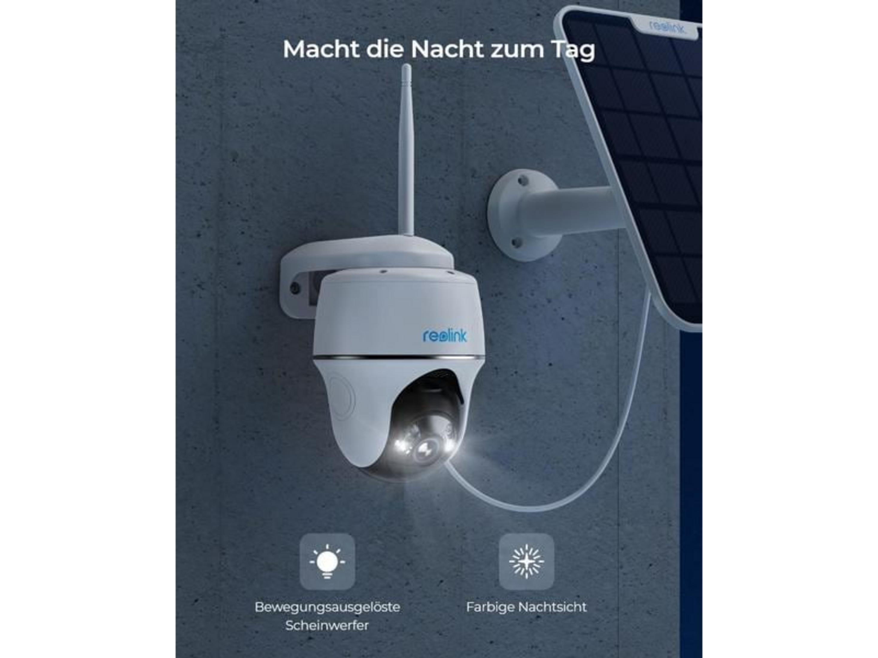 Weiße Überwachungskamera mit Solarpanel an einer Wand.