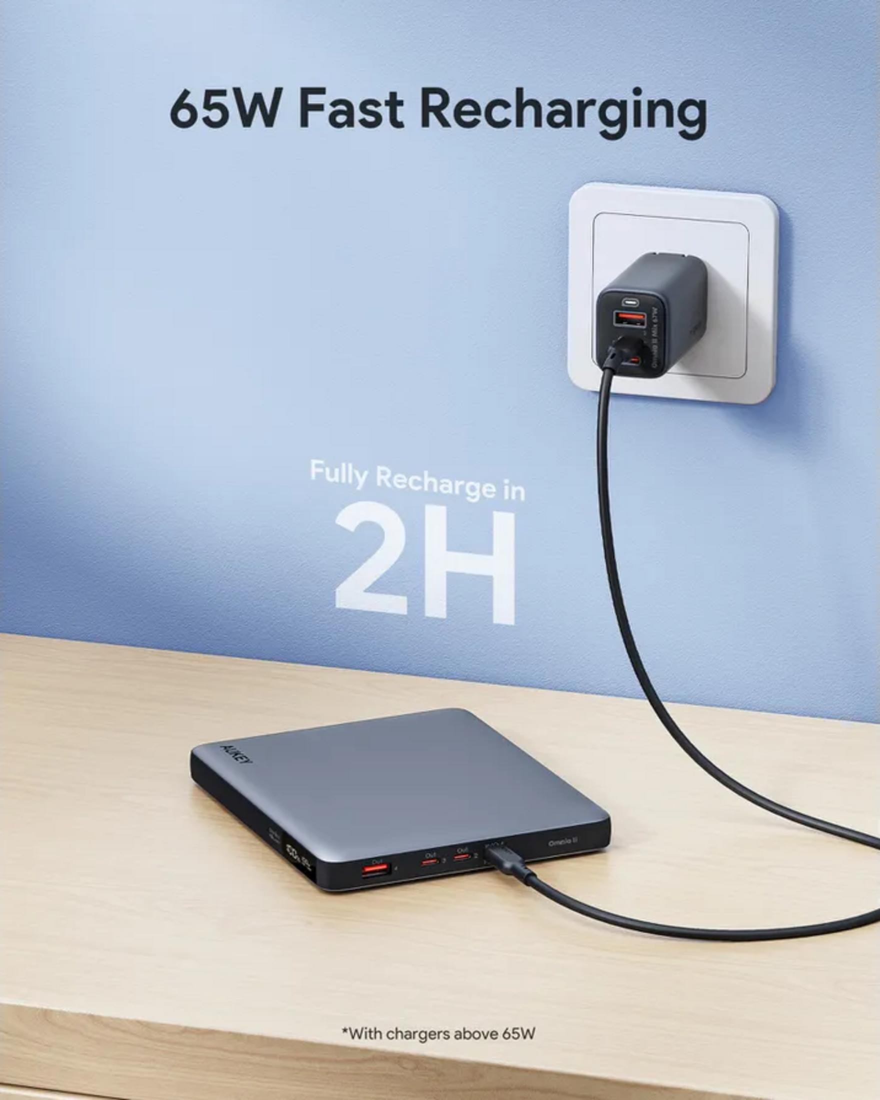 Un power bank grigio è collegato a un caricabatterie tramite un cavo nero.