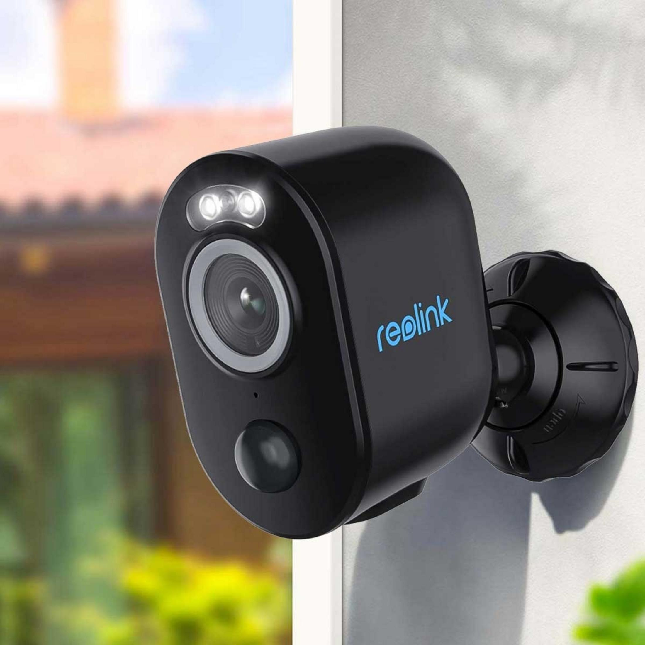 Czarna kamera bezpieczeństwa z dwoma światłami i obiektywem, zamontowana na ścianie.