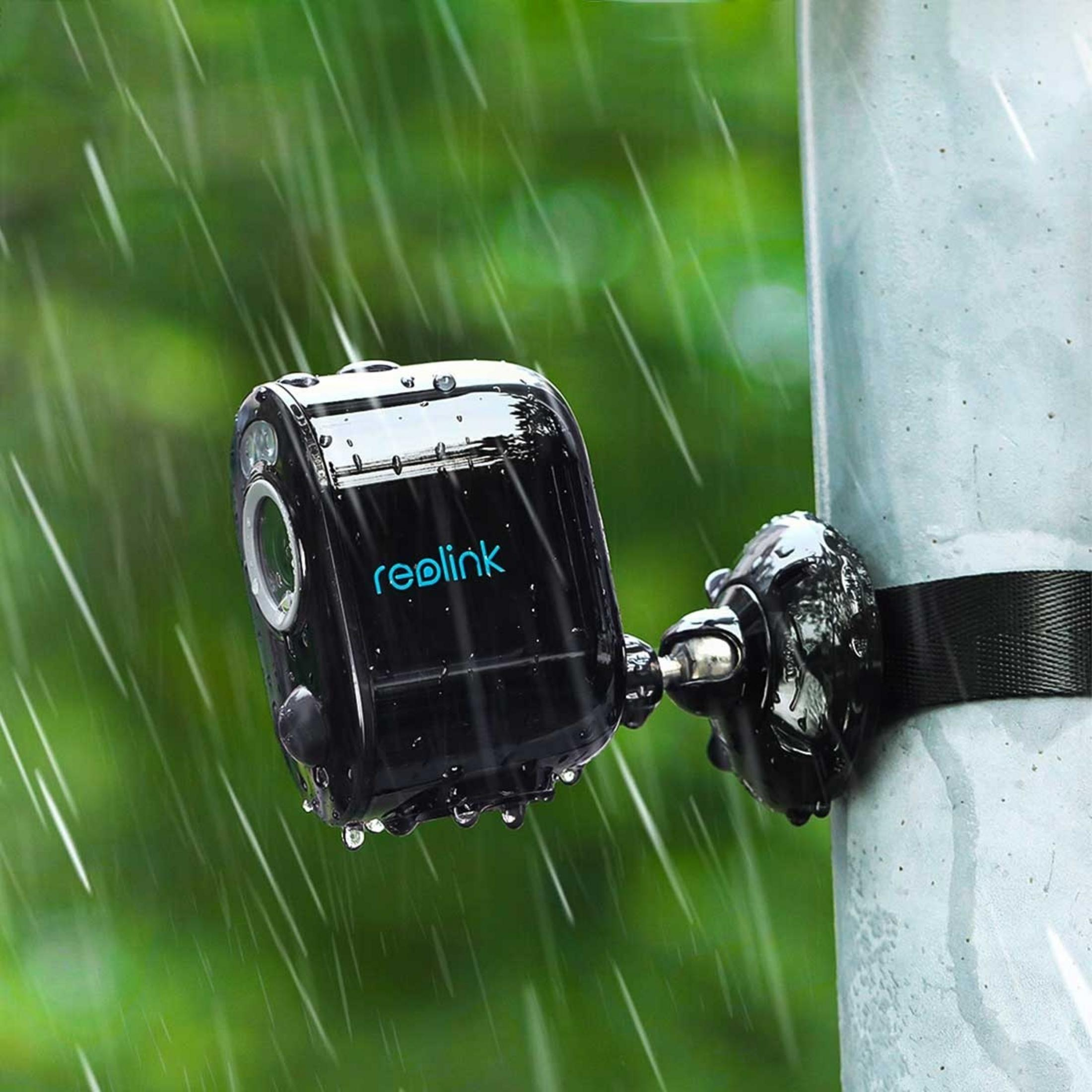 Czarna kamera Reolink zamontowana na słupie podczas deszczu.