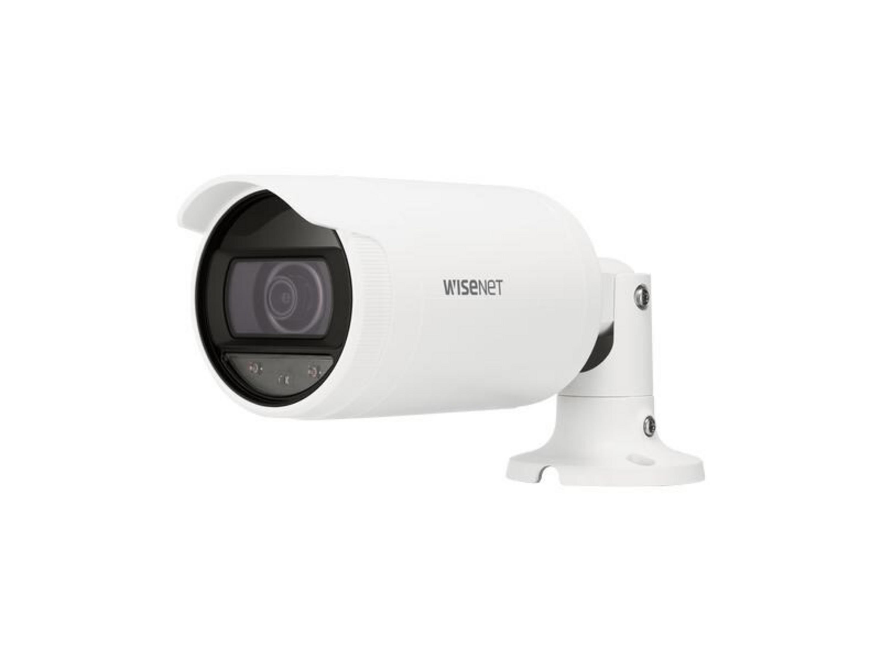 Una telecamera di sicurezza Wisenet bianca con lente e supporto neri.