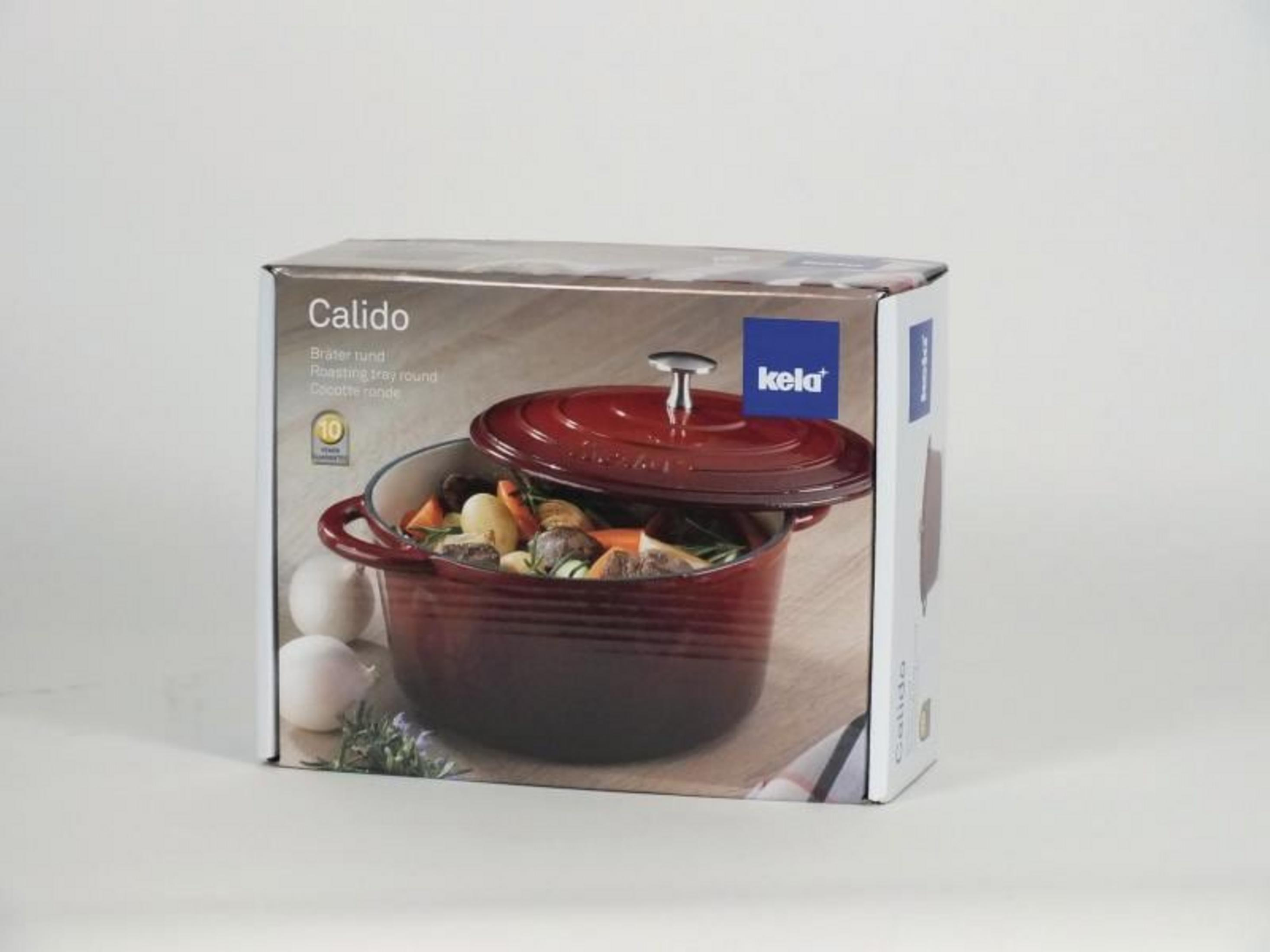 Verpackung für einen roten Bräter mit Deckel, gefüllt mit Essen.