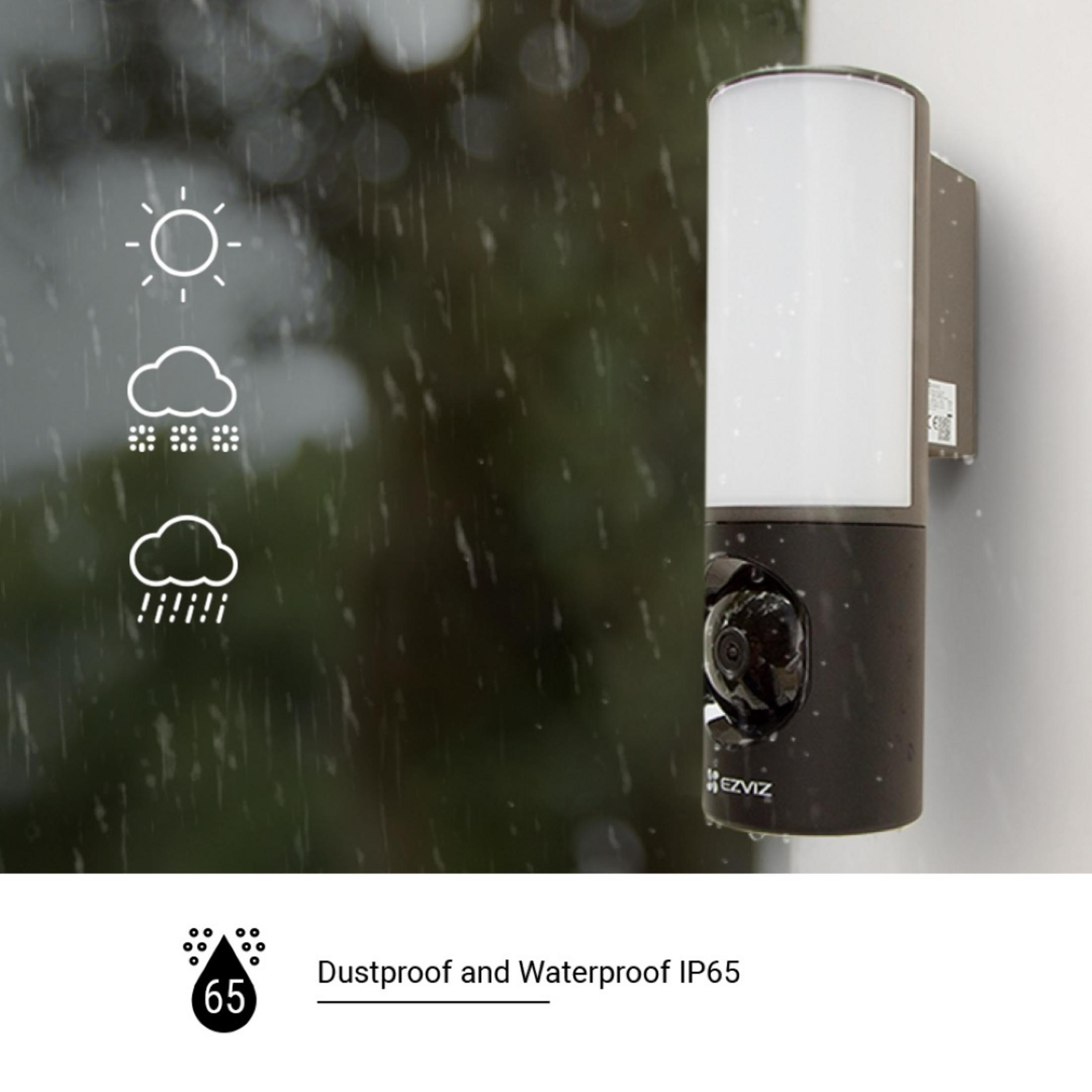 Wodoodporna kamera bezpieczeństwa z oświetleniem, zamontowana na zewnątrz podczas deszczu.