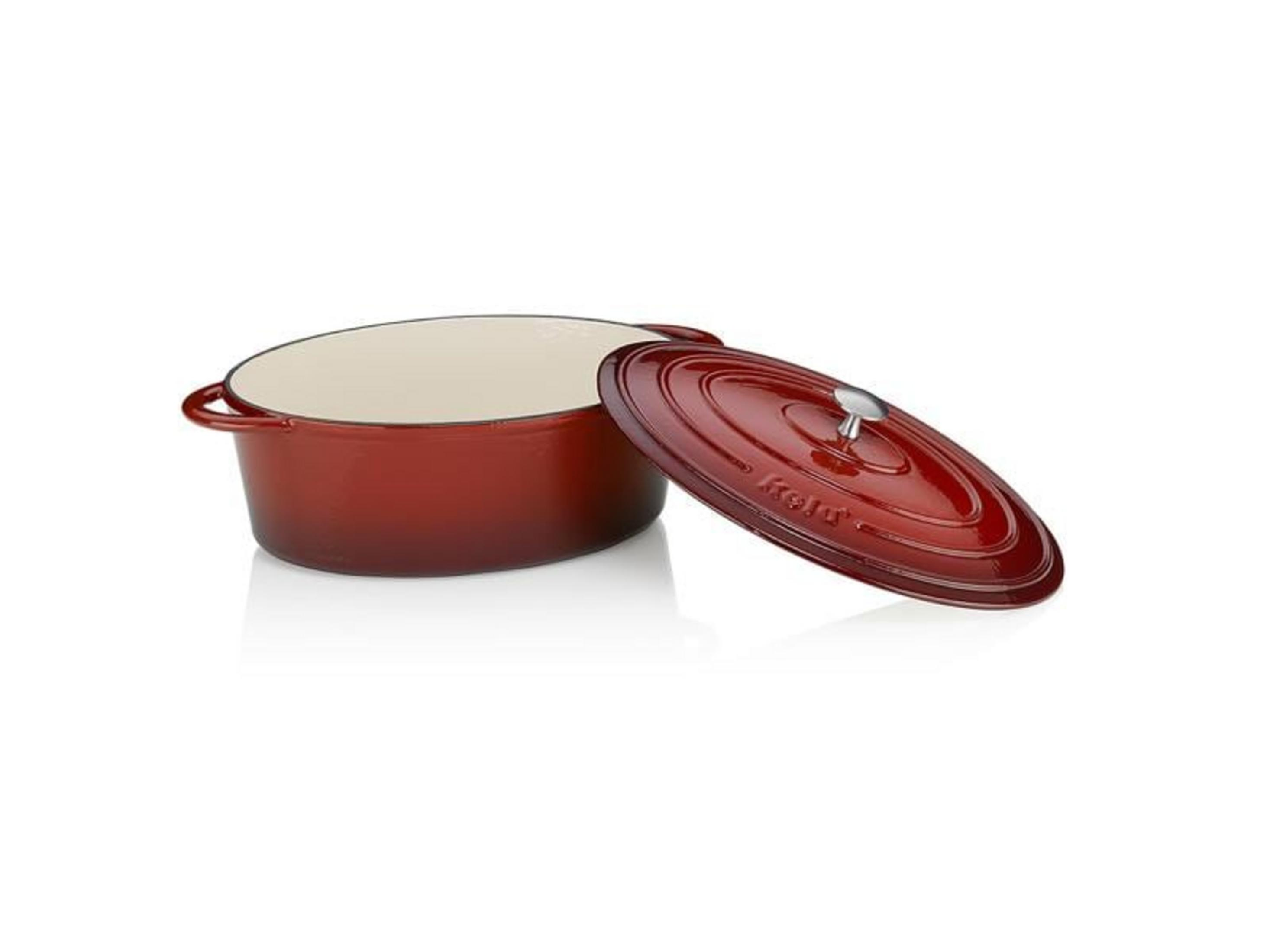 Eine rote Gusseisen-Cocotte mit cremefarbenem Innenraum und abgenommener Deckel.