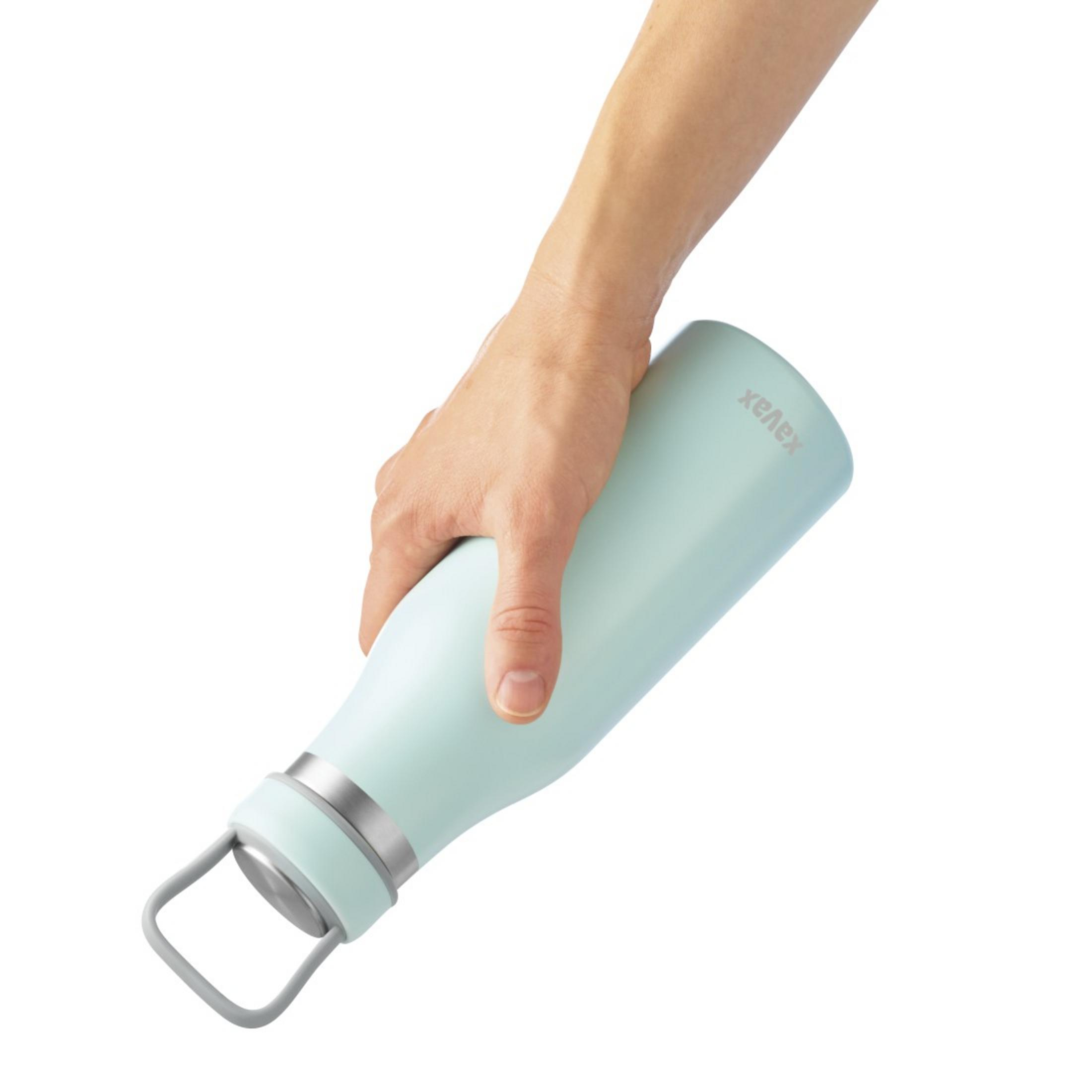 Eine Hand hält eine hellblaue Wasserflasche mit silbernem Ring und Bügel.