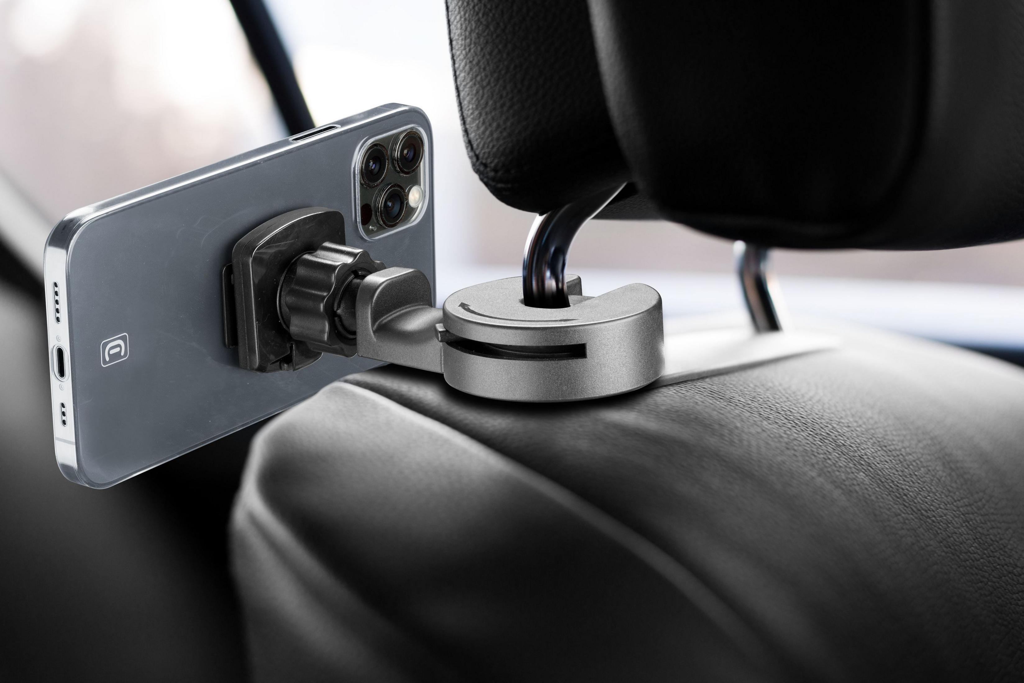 Een smartphone is bevestigd aan een hoofdsteunhouder in een auto.